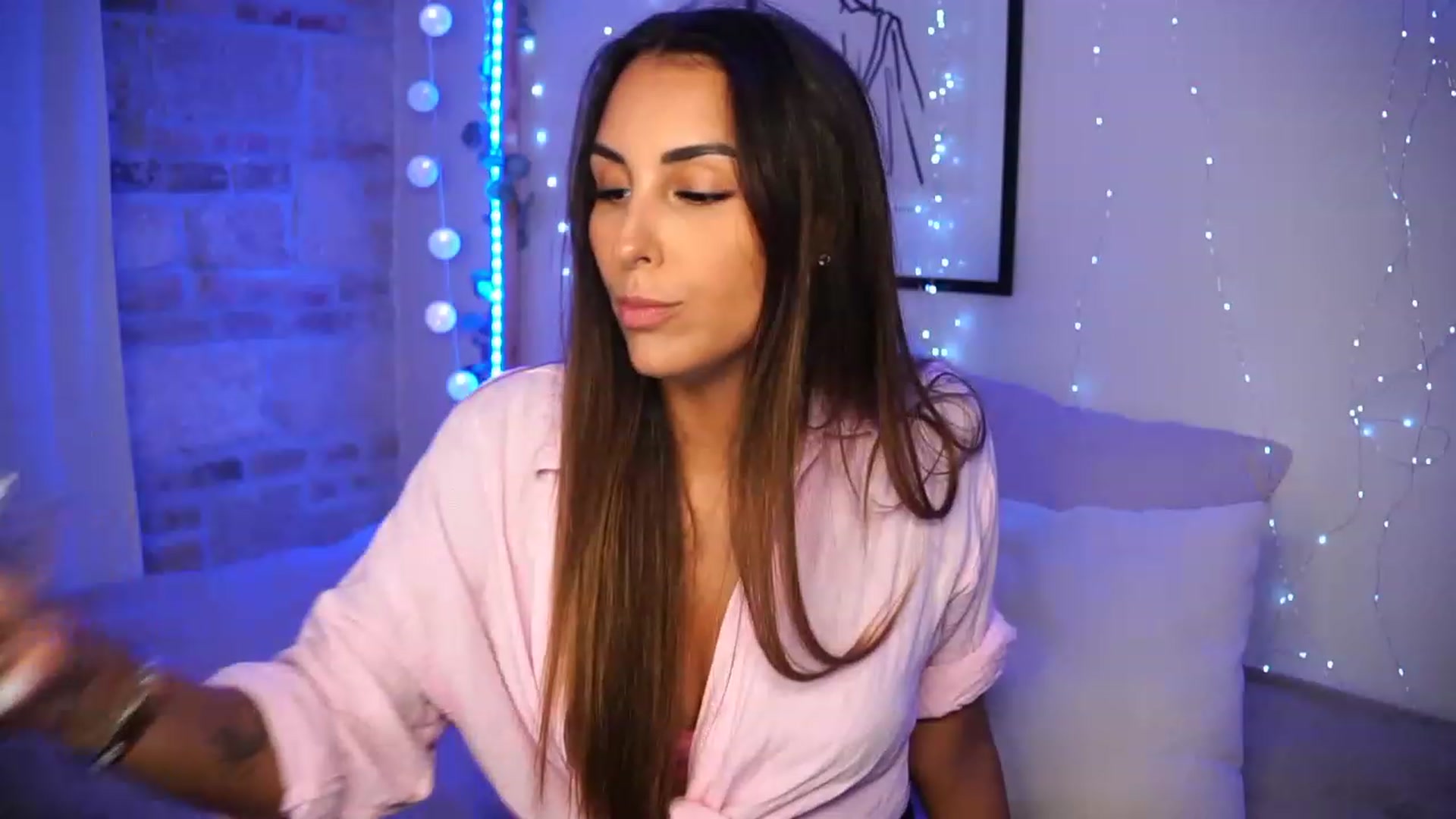 Gallery image thumbnail from Lisamelow's myfreecams stream on, 08/22/2023, 17:35 image 13 of 20
