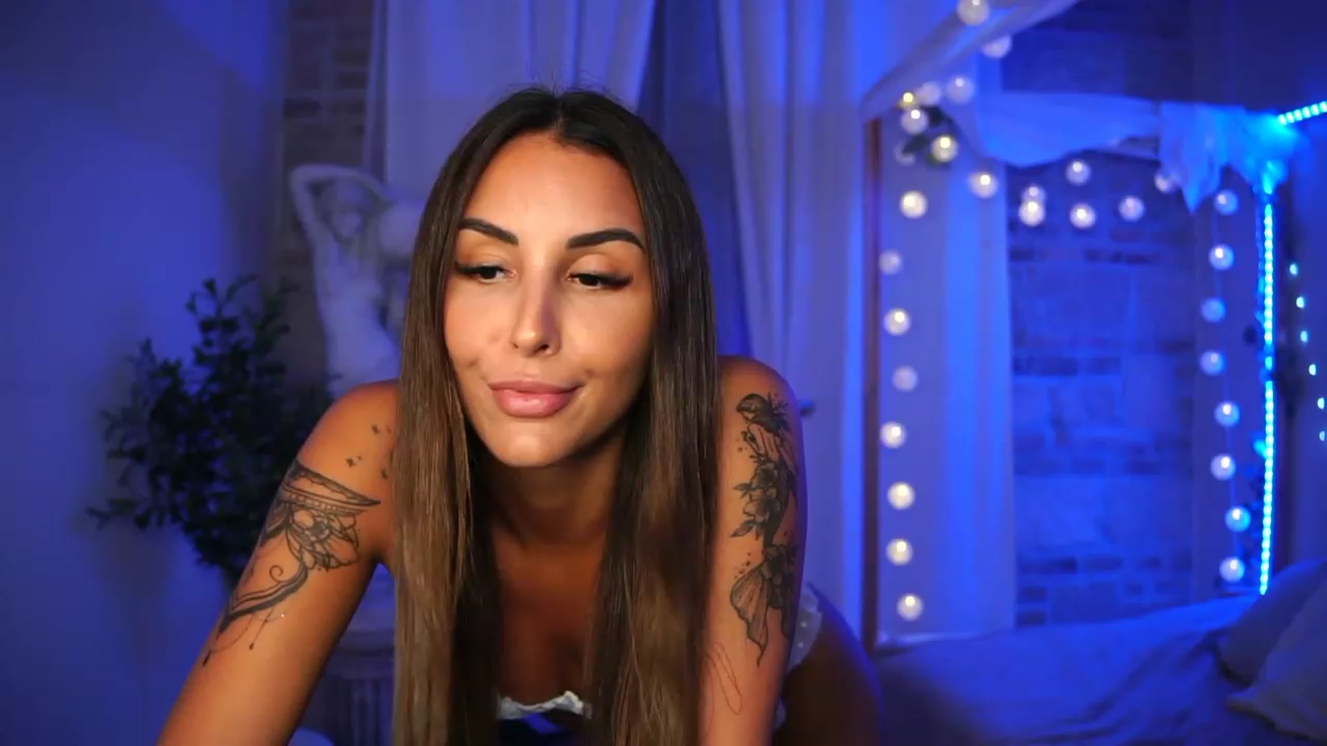 Gallery image thumbnail from Lisamelow's myfreecams stream on, 08/23/2023, 19:21 image 10 of 20