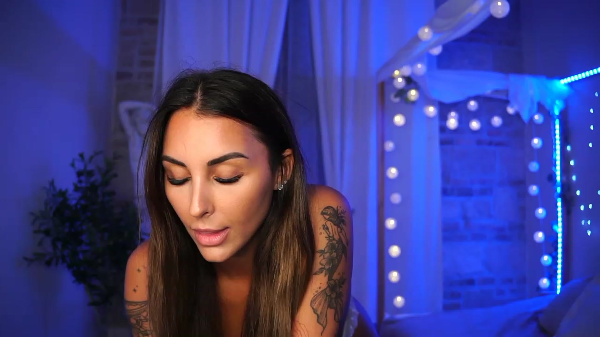 Gallery image thumbnail from Lisamelow's myfreecams stream on, 08/23/2023, 19:21 image 15 of 20
