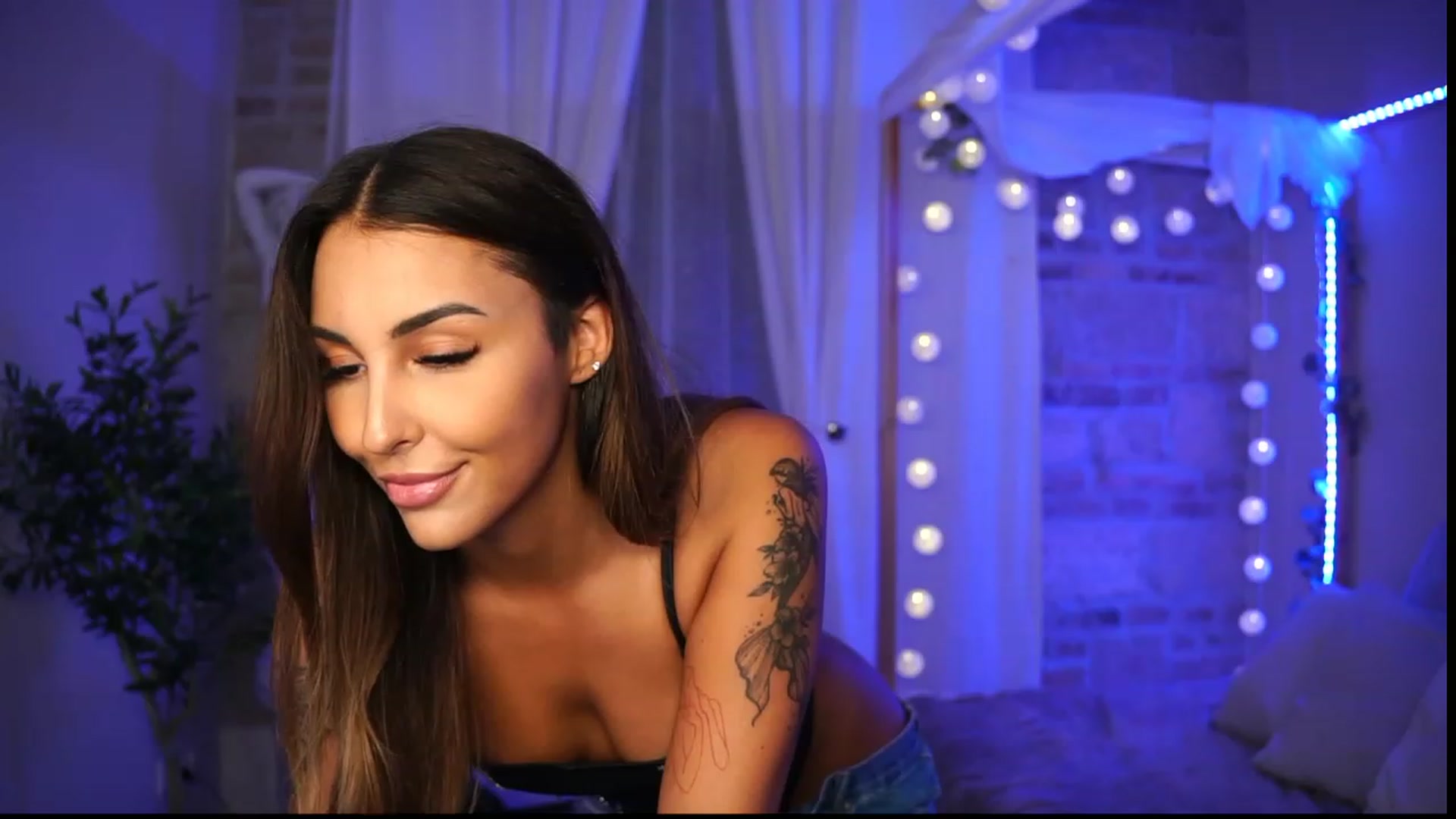 Gallery image thumbnail from Lisamelow's myfreecams stream on, 09/26/2023, 15:19 image 7 of 20