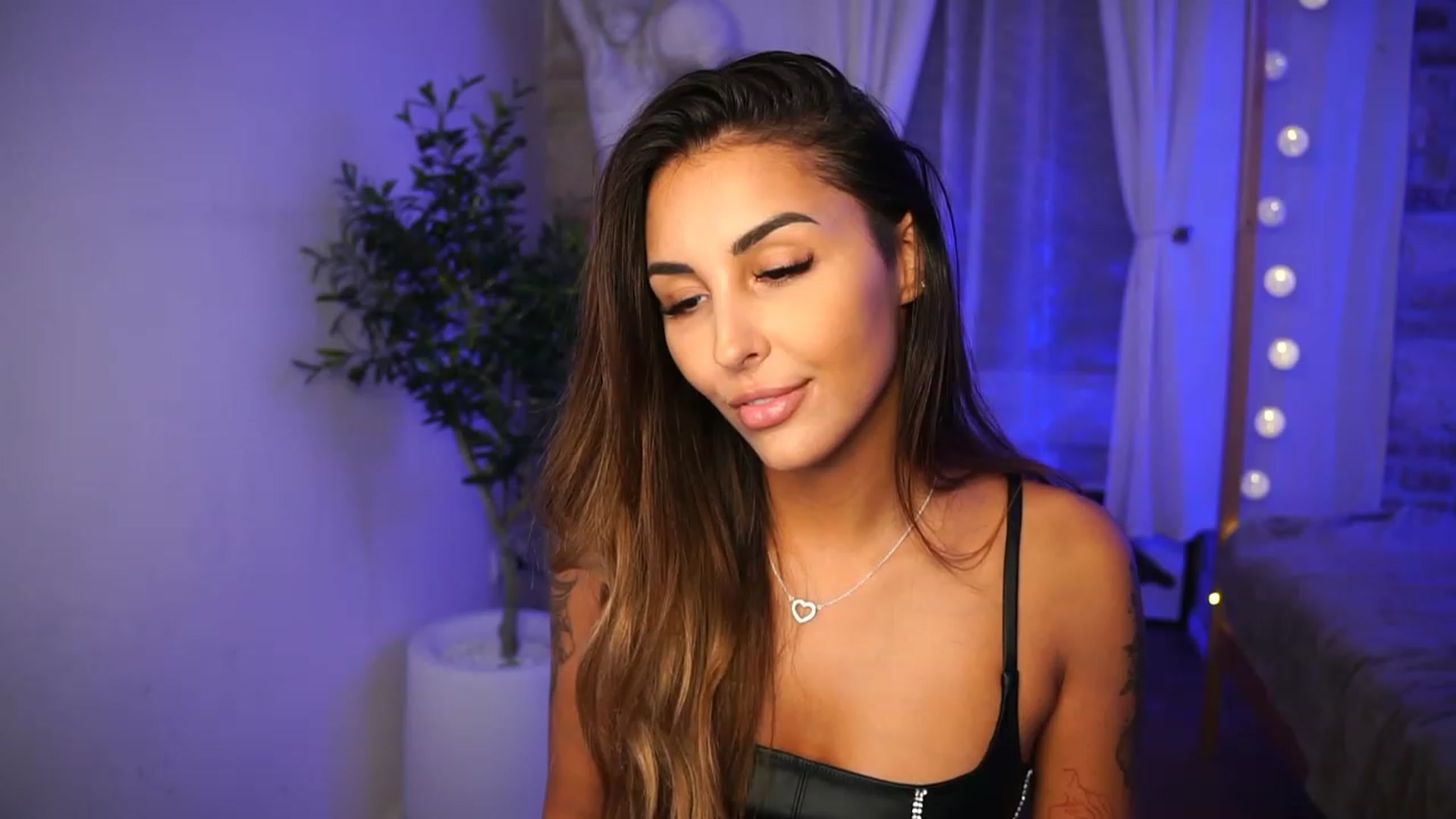 Gallery image thumbnail from Lisamelow's myfreecams stream on, 09/27/2023, 20:51 image 6 of 20