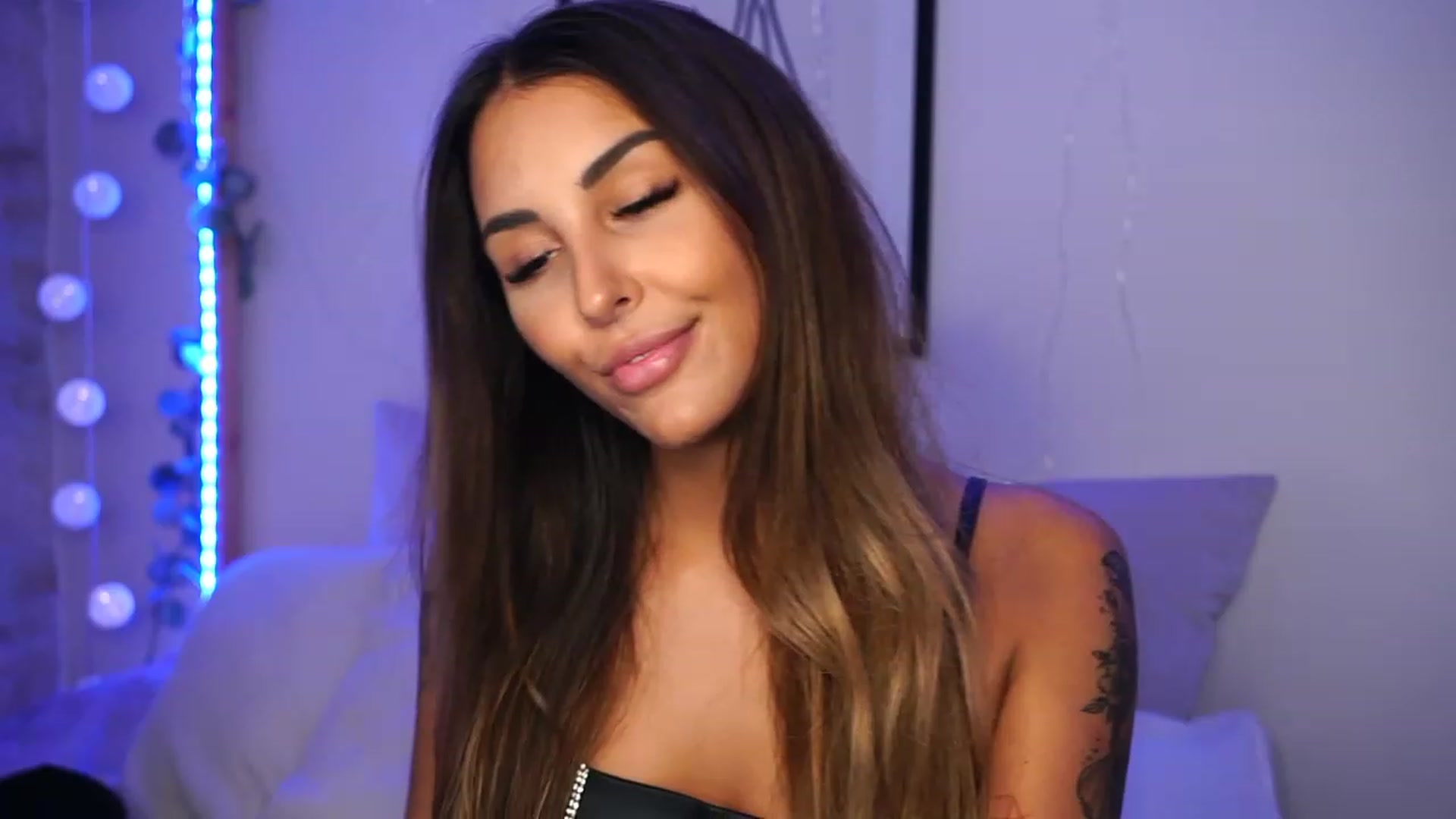 Gallery image thumbnail from Lisamelow's myfreecams stream on, 09/28/2023, 17:27 image 7 of 20