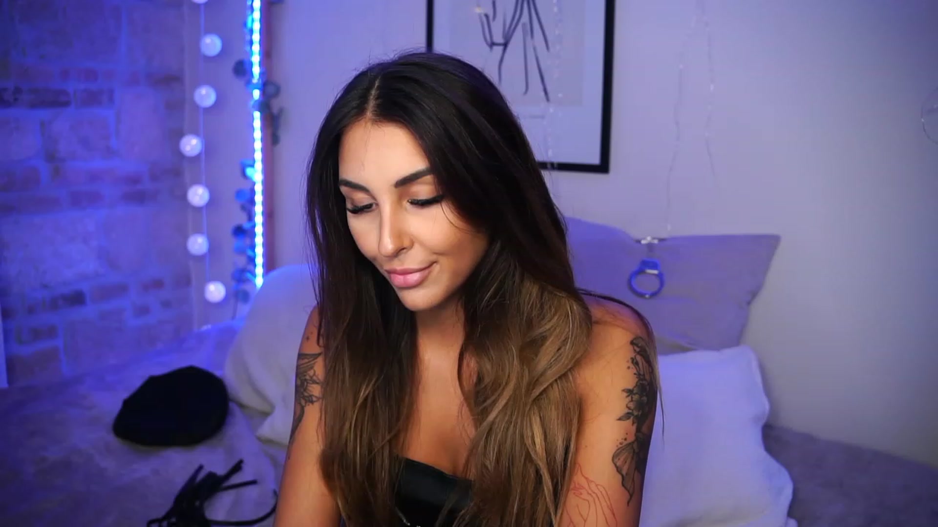 Gallery image thumbnail from Lisamelow's myfreecams stream on, 09/28/2023, 17:27 image 14 of 20