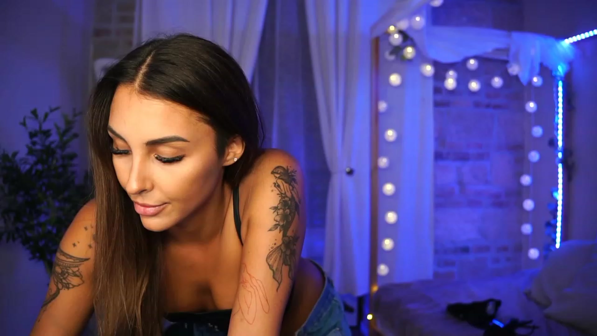 Gallery image thumbnail from Lisamelow's myfreecams stream on, 09/28/2023, 17:27 image 2 of 20