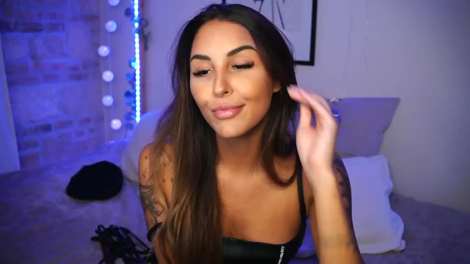 Gallery image thumbnail from Lisamelow's myfreecams stream on, 09/28/2023, 17:27 image 18 of 20