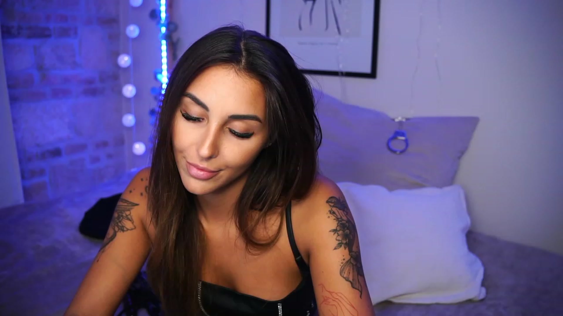 Gallery image thumbnail from Lisamelow's myfreecams stream on, 09/28/2023, 17:27 image 19 of 20