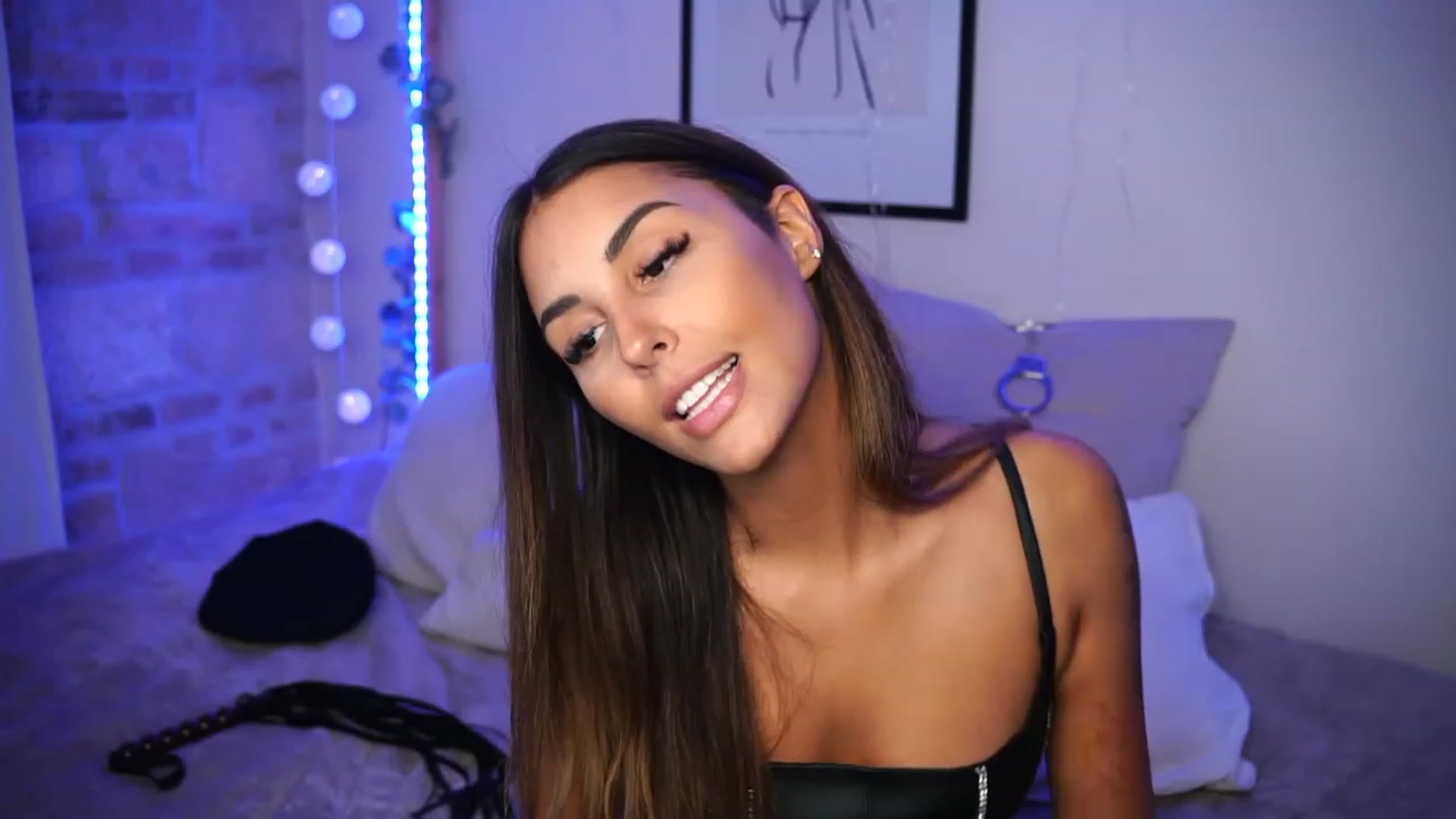Gallery image thumbnail from Lisamelow's myfreecams stream on, 09/28/2023, 17:27 image 16 of 20