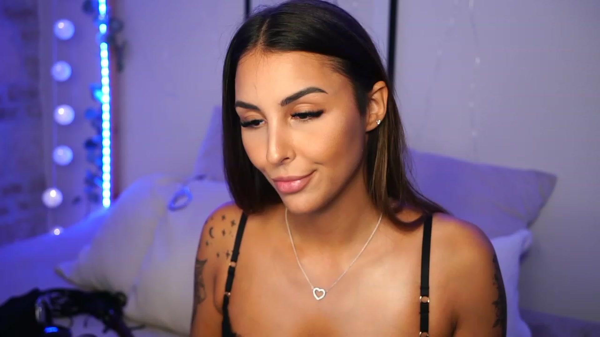 Gallery image thumbnail from Lisamelow's myfreecams stream on, 10/03/2023, 13:34 image 1 of 20