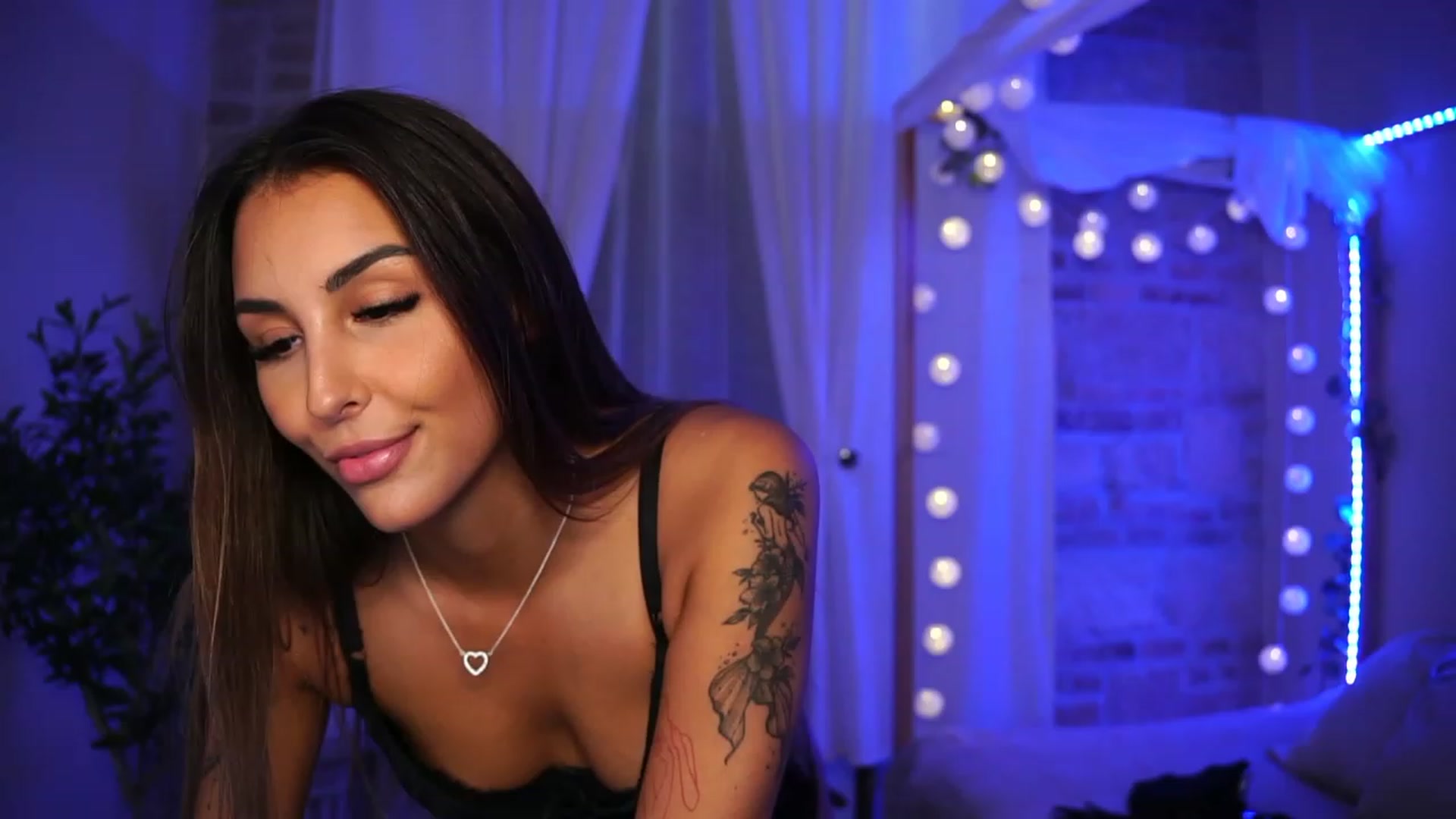 Gallery image thumbnail from Lisamelow's myfreecams stream on, 10/03/2023, 15:49 image 1 of 20