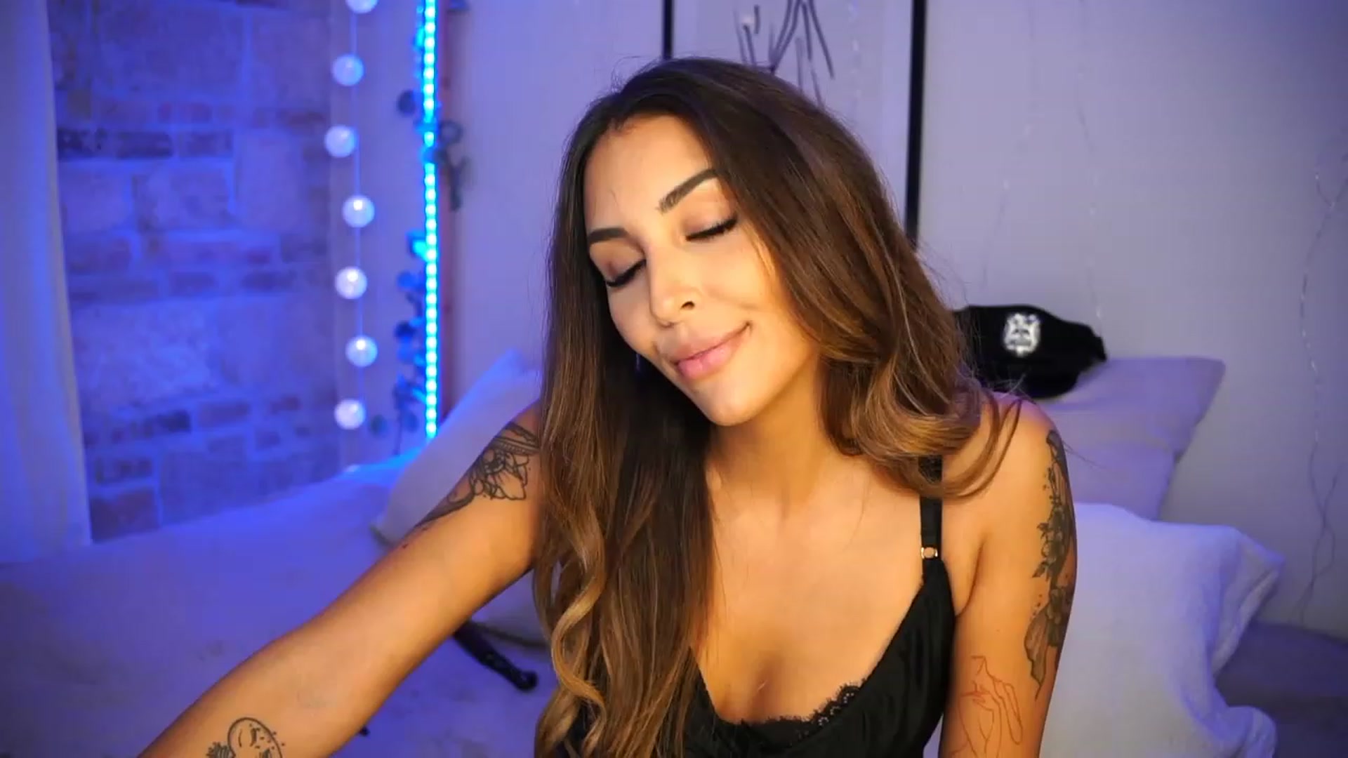 Gallery image thumbnail from Lisamelow's myfreecams stream on, 10/06/2023, 15:17 image 4 of 20