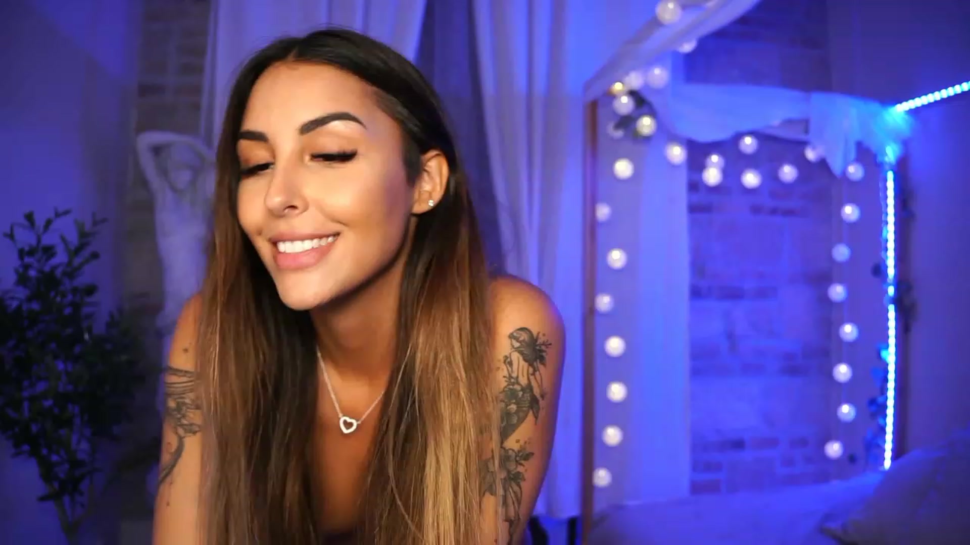 Gallery image thumbnail from Lisamelow's myfreecams stream on, 10/13/2023, 17:20 image 16 of 20