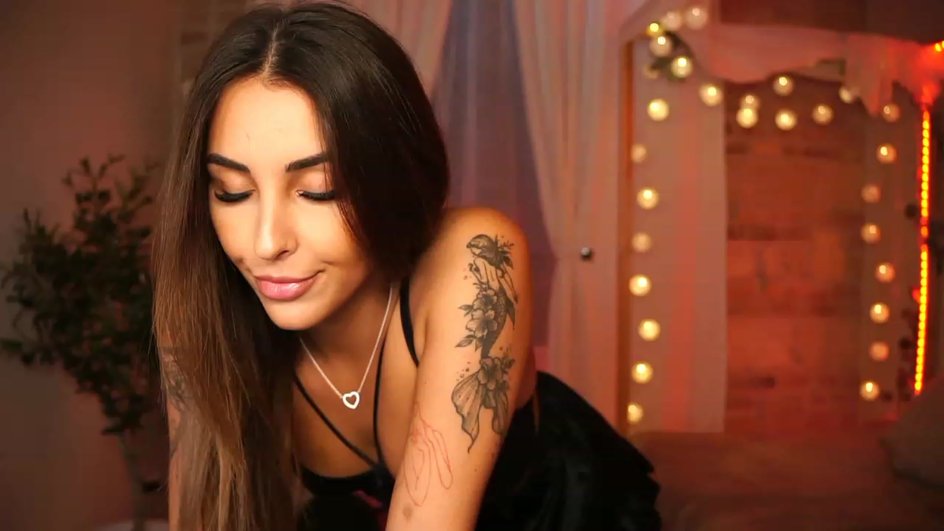 Gallery image thumbnail from Lisamelow's myfreecams stream on, 10/17/2023, 14:06 image 13 of 20