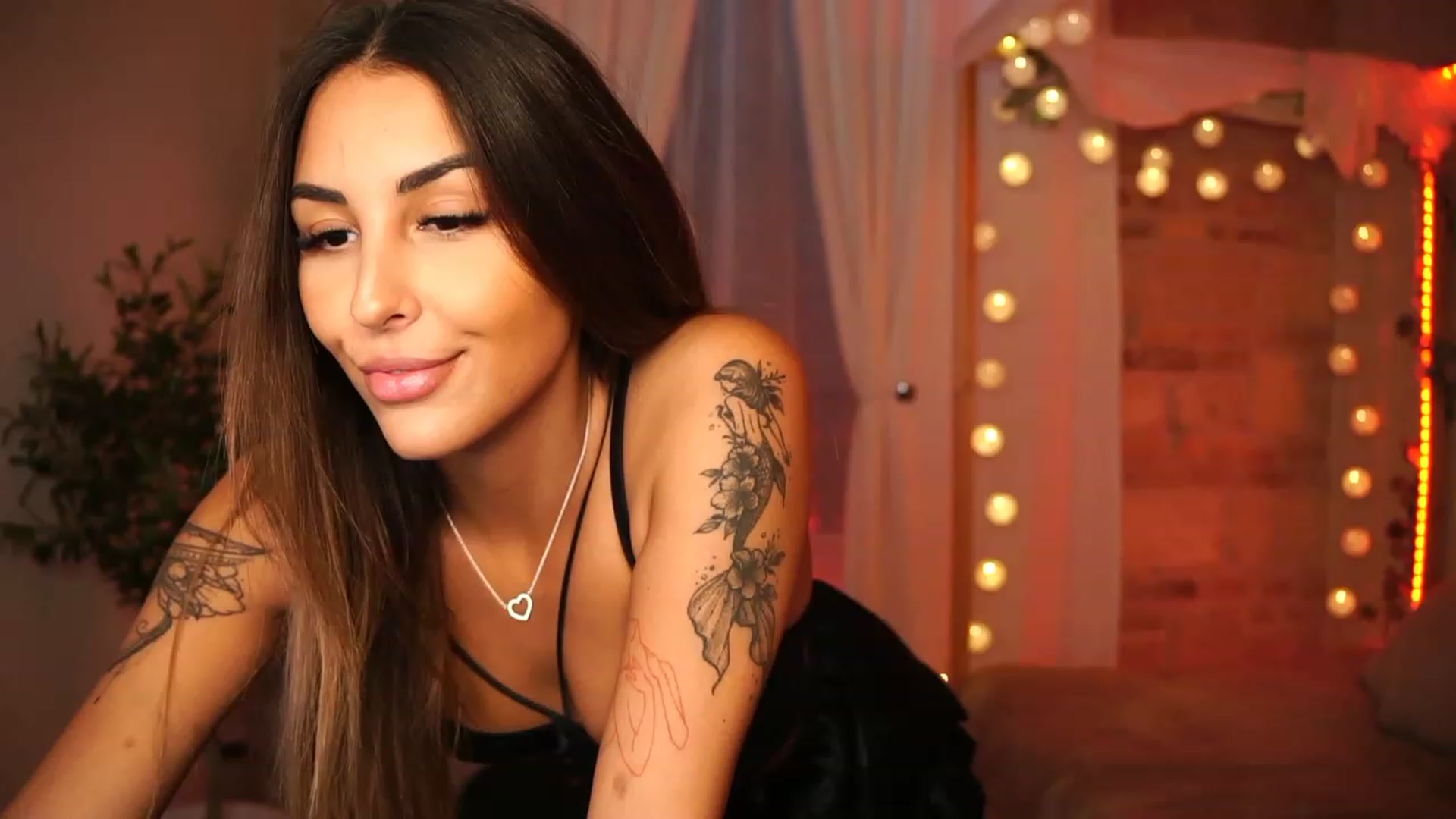 Gallery image thumbnail from Lisamelow's myfreecams stream on, 10/17/2023, 14:06 image 10 of 20