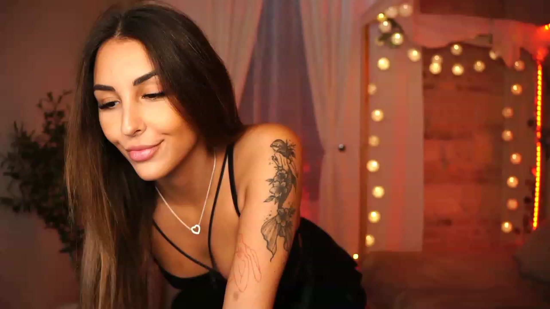 Gallery image thumbnail from Lisamelow's myfreecams stream on, 10/17/2023, 14:06 image 12 of 20