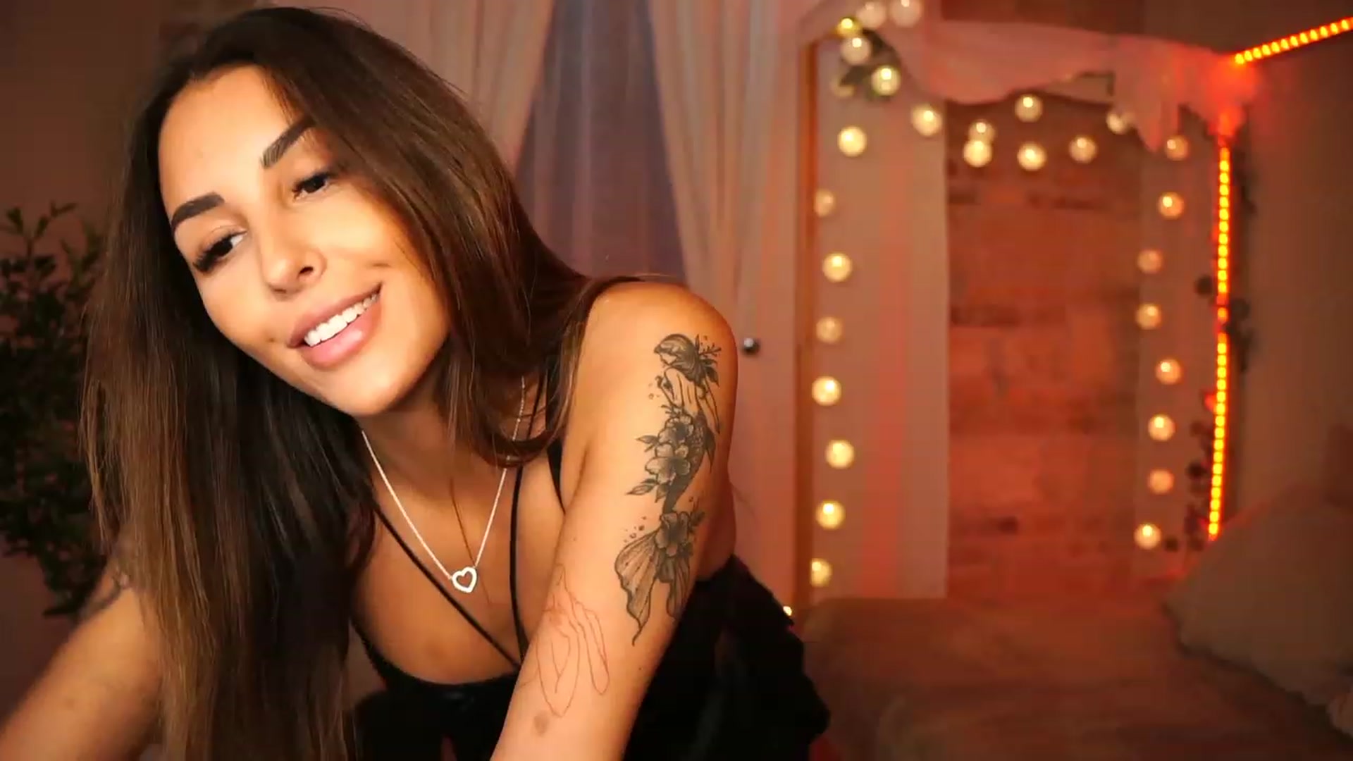 Gallery image thumbnail from Lisamelow's myfreecams stream on, 10/17/2023, 14:06 image 3 of 20