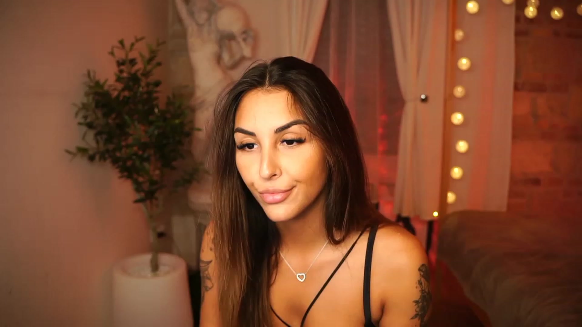 Gallery image thumbnail from Lisamelow's myfreecams stream on, 10/17/2023, 17:38 image 20 of 20