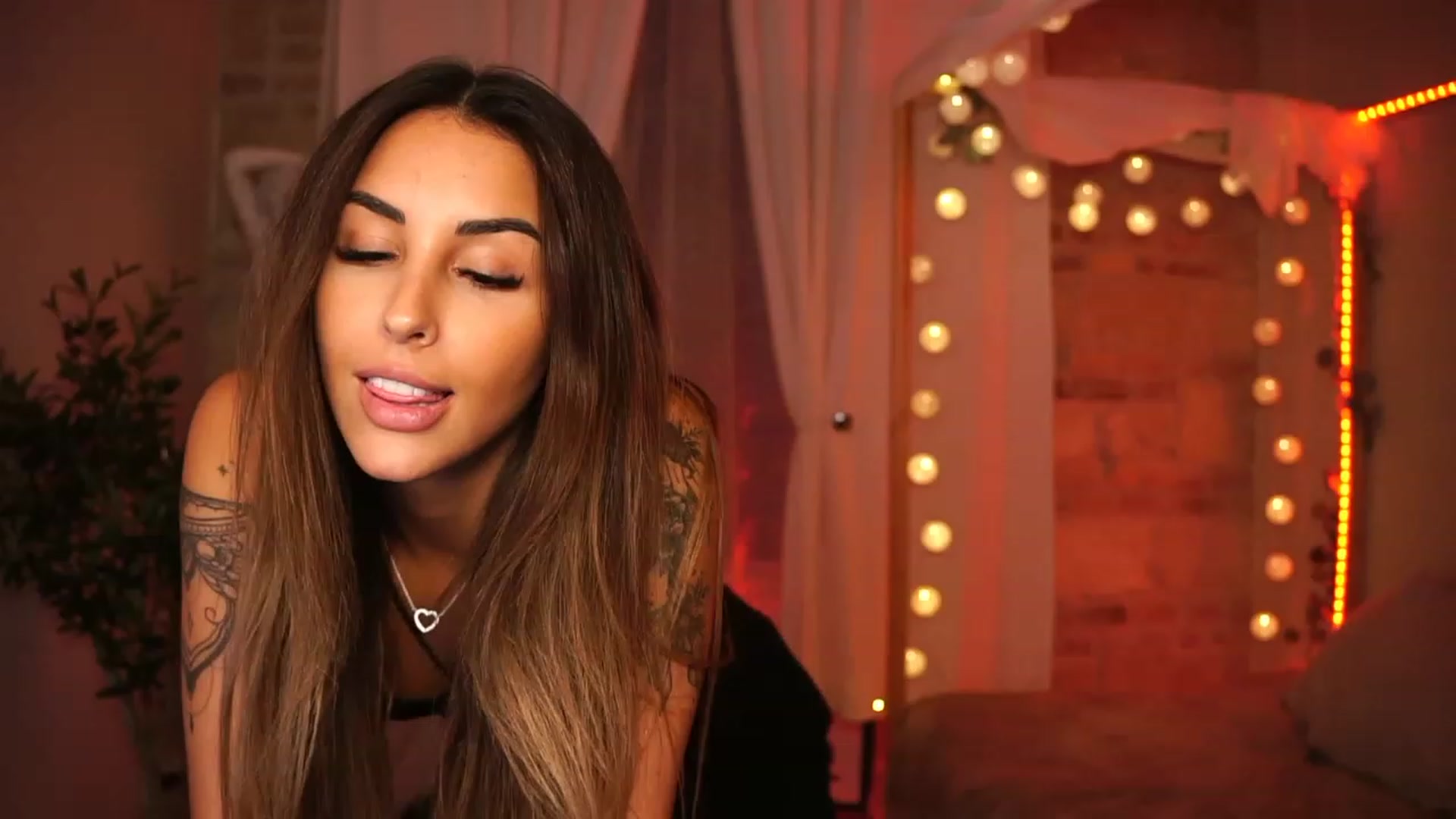 Gallery image thumbnail from Lisamelow's myfreecams stream on, 10/17/2023, 17:38 image 4 of 20