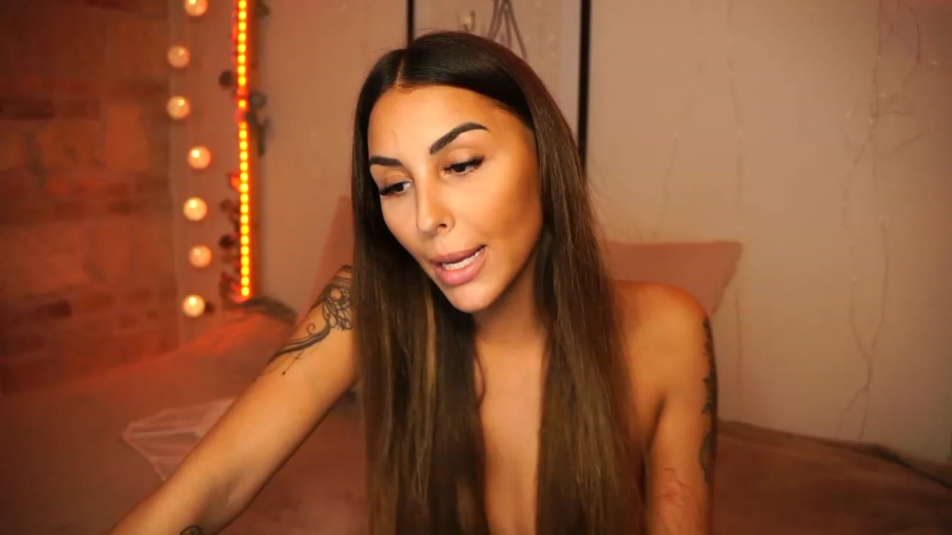 Gallery image thumbnail from Lisamelow's myfreecams stream on, 10/20/2023, 14:18 image 15 of 20