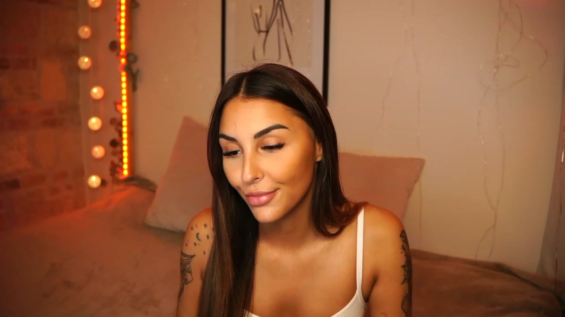 Gallery image thumbnail from Lisamelow's myfreecams stream on, 10/20/2023, 15:05 image 4 of 20