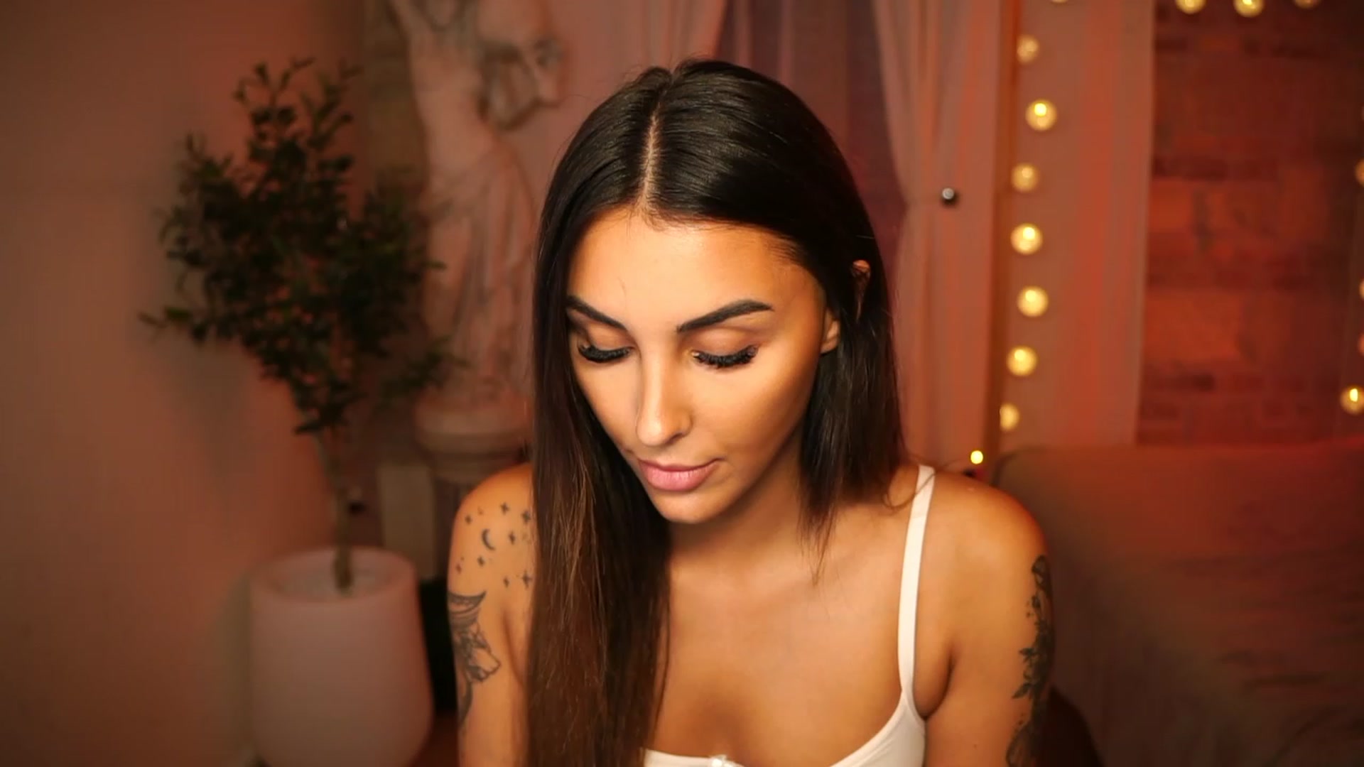 Gallery image thumbnail from Lisamelow's myfreecams stream on, 10/20/2023, 15:05 image 15 of 20