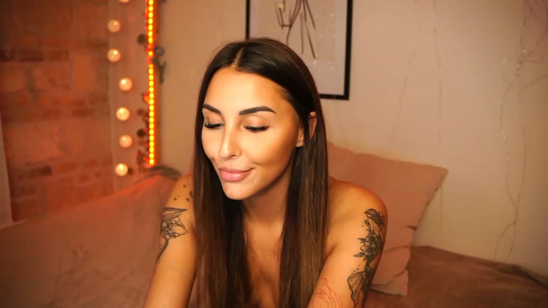 Gallery image thumbnail from Lisamelow's myfreecams stream on, 10/20/2023, 17:33 image 18 of 20