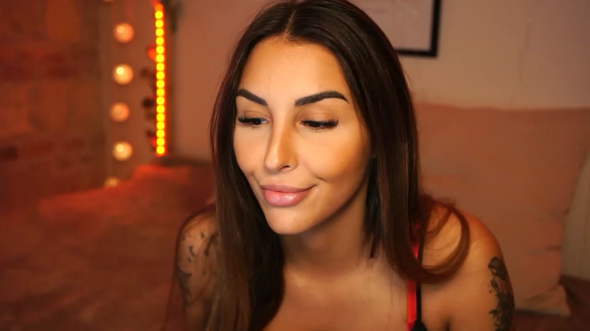 Gallery image thumbnail from Lisamelow's myfreecams stream on, 10/22/2023, 07:19 image 7 of 20