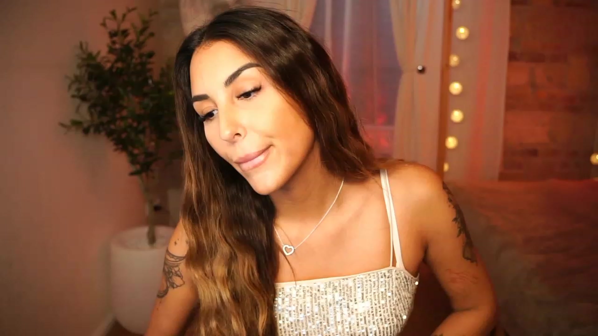 Gallery image thumbnail from Lisamelow's myfreecams stream on, 10/23/2023, 12:12 image 10 of 20