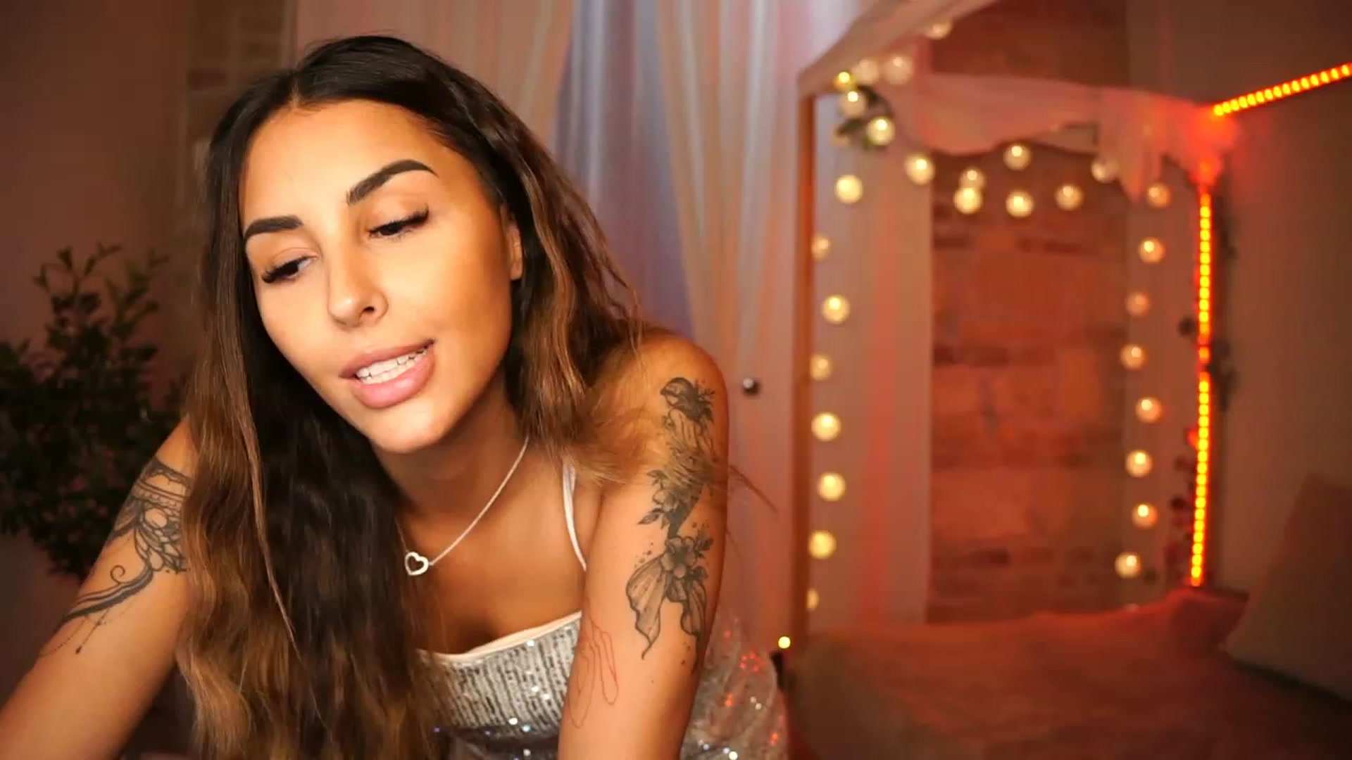 Gallery image thumbnail from Lisamelow's myfreecams stream on, 10/23/2023, 12:12 image 17 of 20