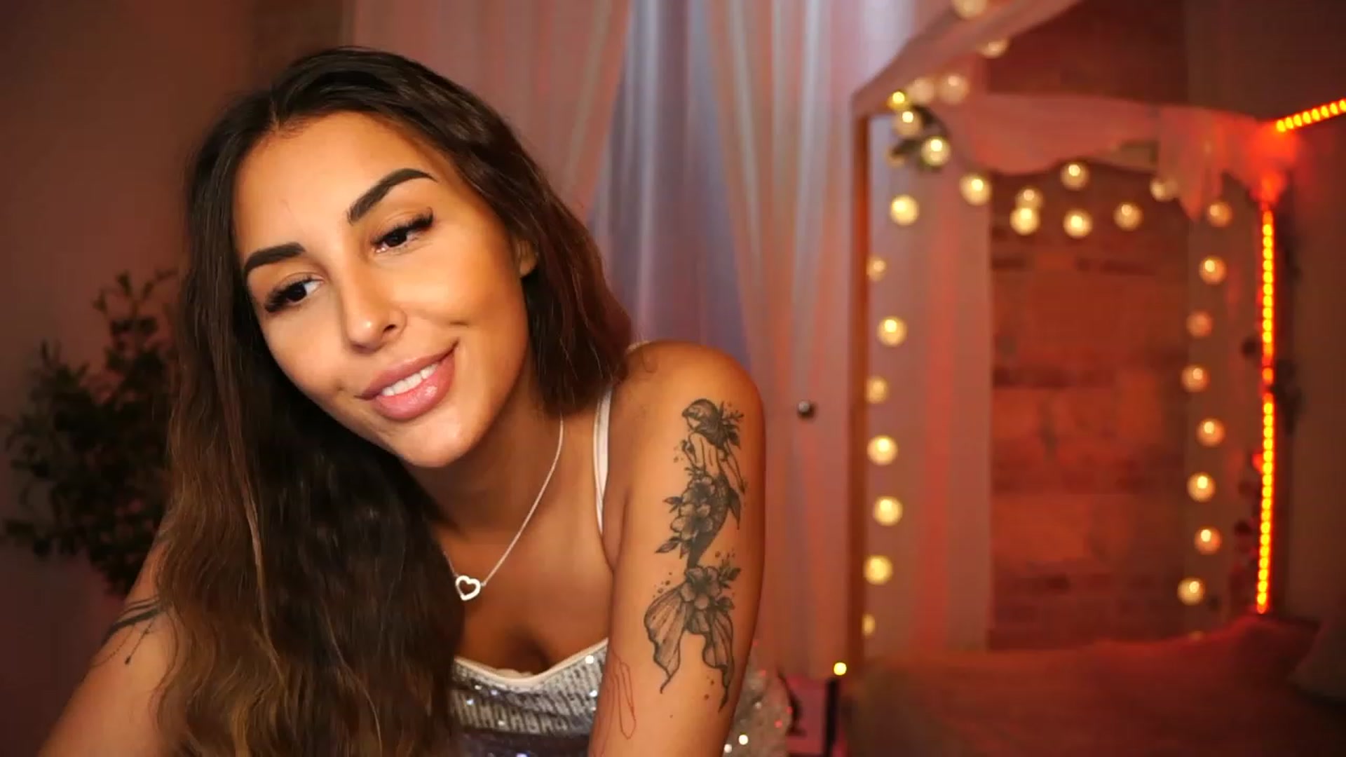 Gallery image thumbnail from Lisamelow's myfreecams stream on, 10/23/2023, 12:12 image 5 of 20