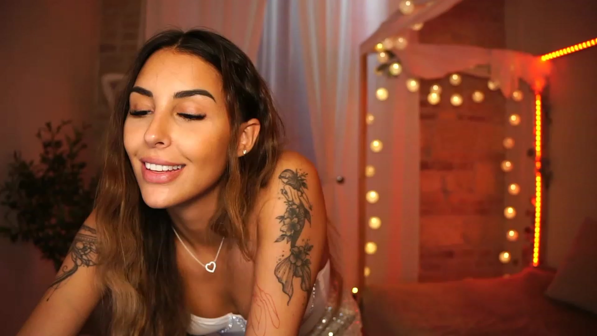 Gallery image thumbnail from Lisamelow's myfreecams stream on, 10/23/2023, 14:06 image 4 of 20