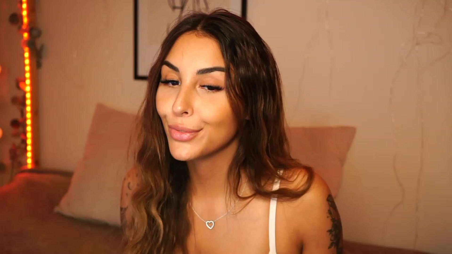 Gallery image thumbnail from Lisamelow's myfreecams stream on, 10/23/2023, 16:13 image 12 of 20