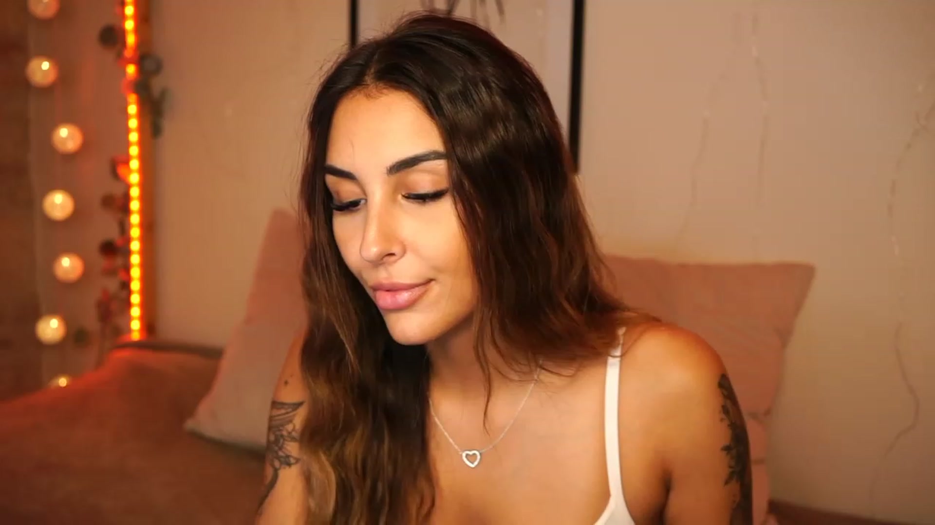 Gallery image thumbnail from Lisamelow's myfreecams stream on, 10/23/2023, 16:13 image 10 of 20