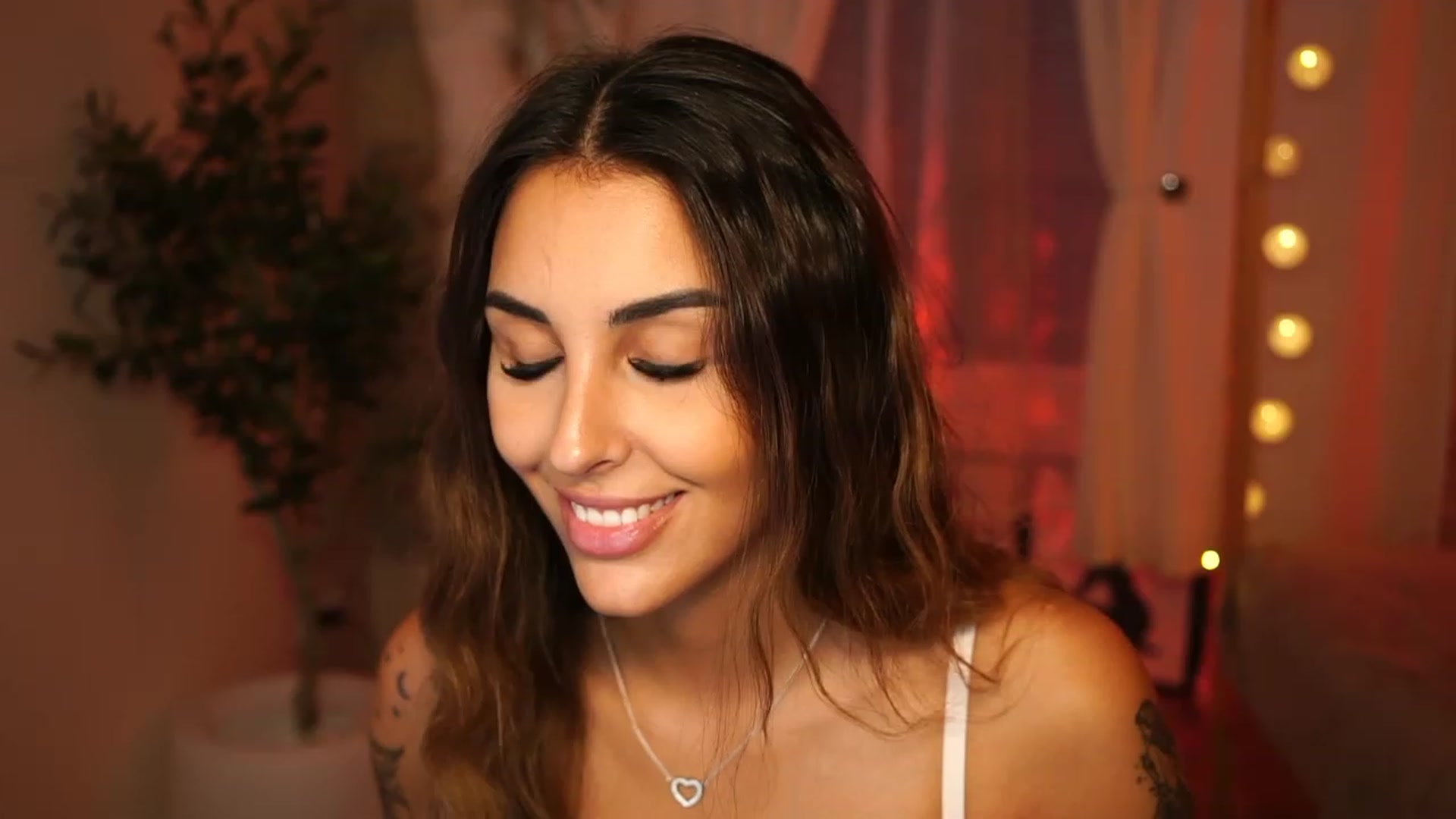 Gallery image thumbnail from Lisamelow's myfreecams stream on, 10/23/2023, 16:13 image 5 of 20