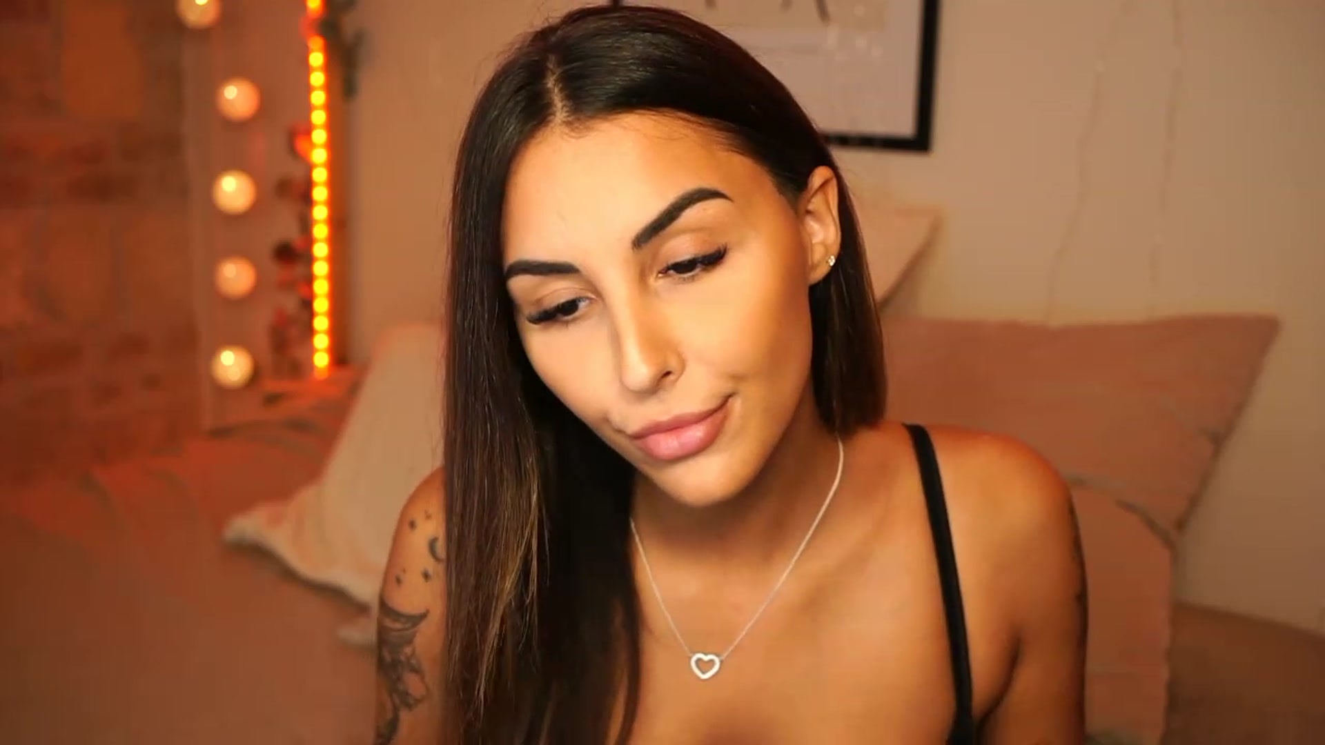 Gallery image thumbnail from Lisamelow's myfreecams stream on, 10/27/2023, 19:29 image 12 of 20