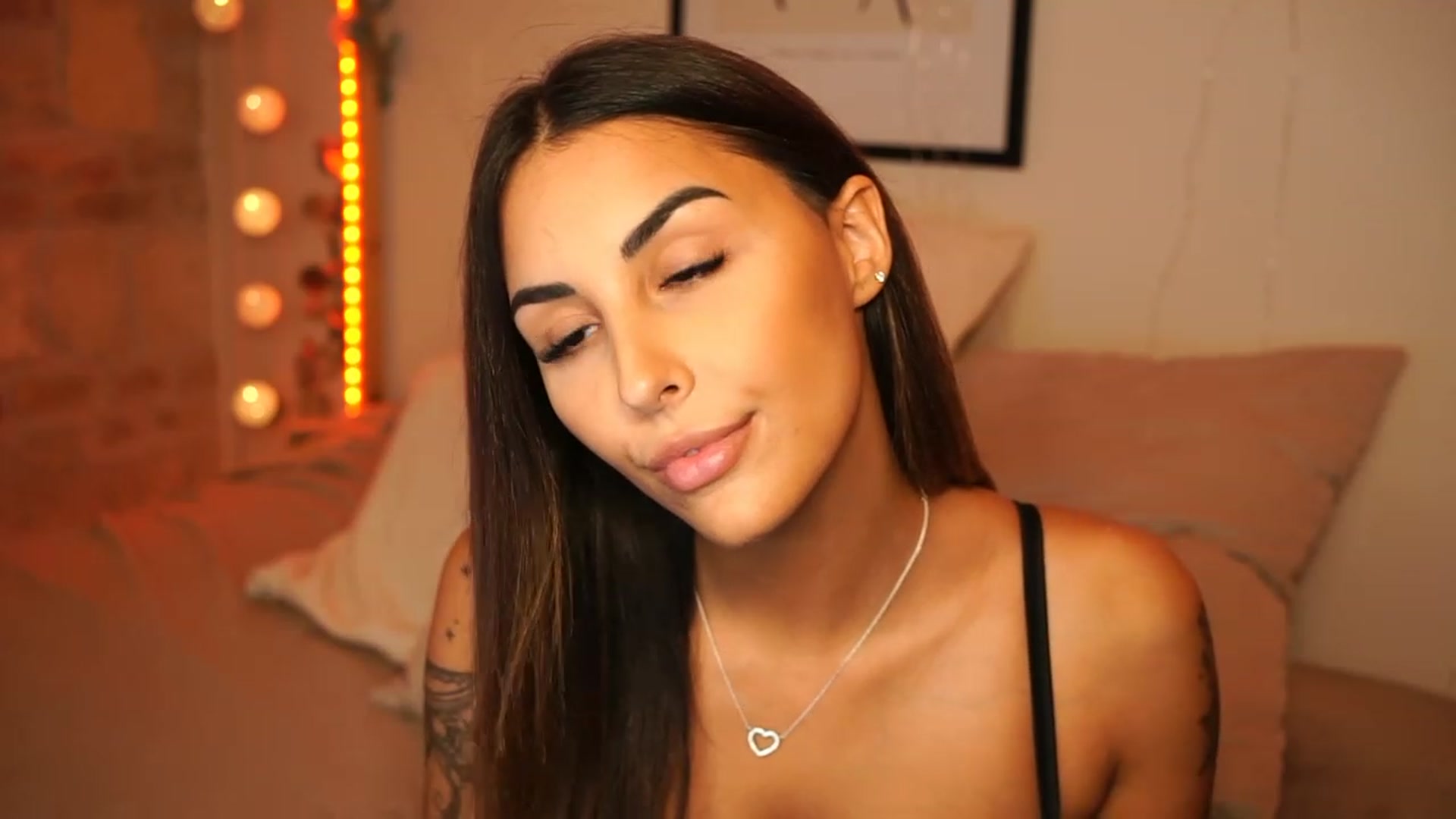 Gallery image thumbnail from Lisamelow's myfreecams stream on, 10/27/2023, 19:29 image 13 of 20
