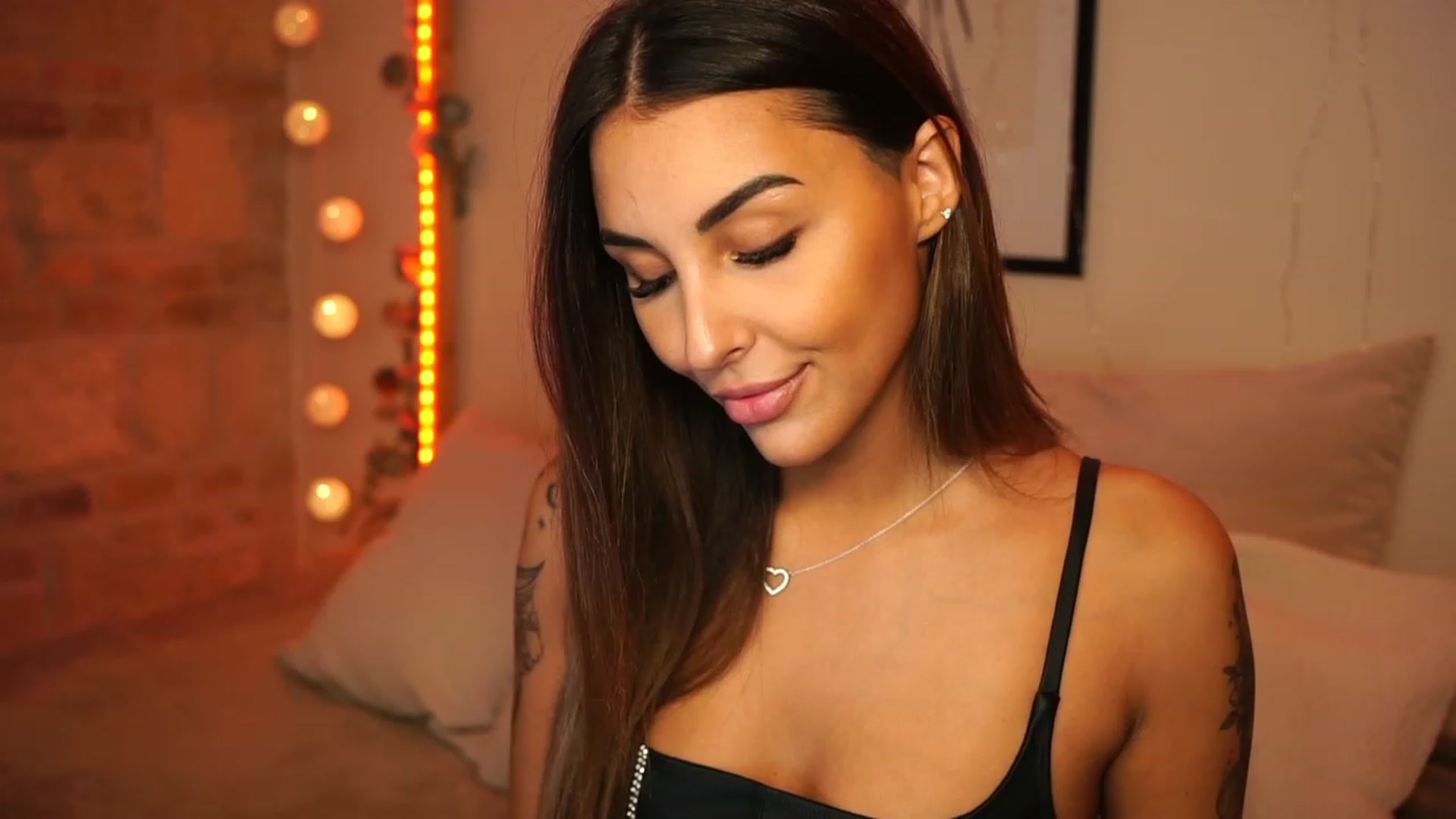 Gallery image thumbnail from Lisamelow's myfreecams stream on, 10/28/2023, 12:16 image 7 of 20