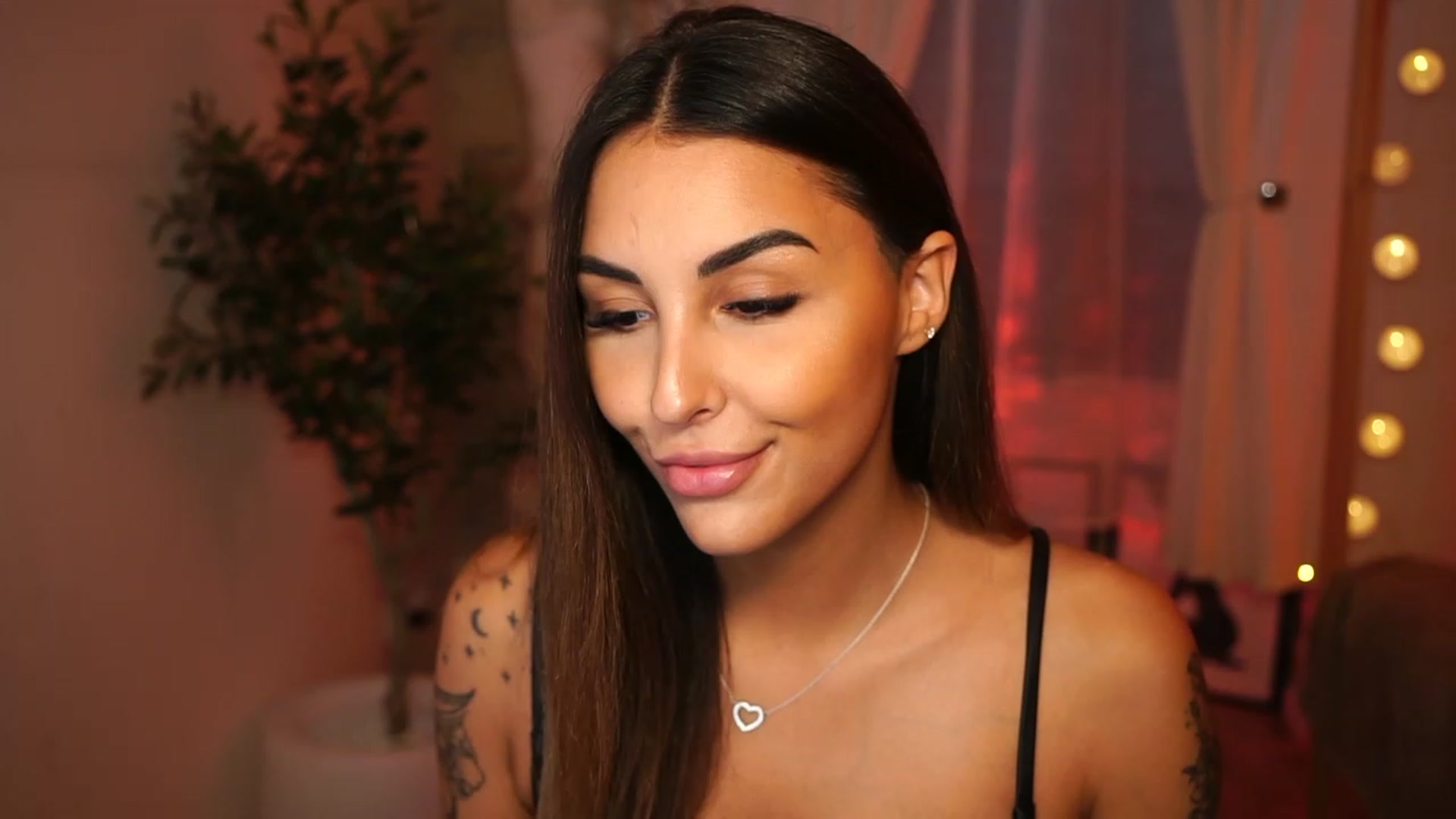 Gallery image thumbnail from Lisamelow's myfreecams stream on, 10/28/2023, 12:16 image 18 of 20