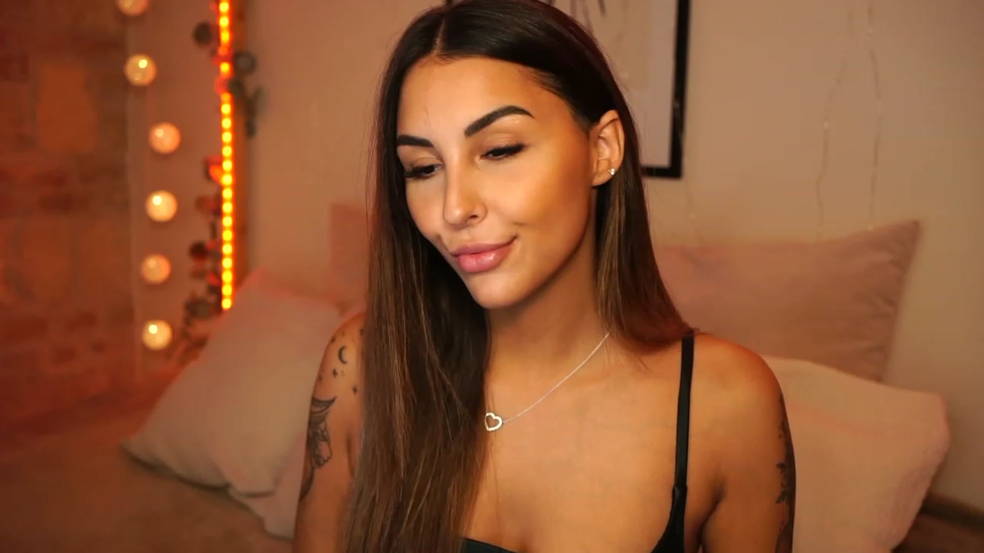 Gallery image thumbnail from Lisamelow's myfreecams stream on, 10/28/2023, 12:16 image 8 of 20