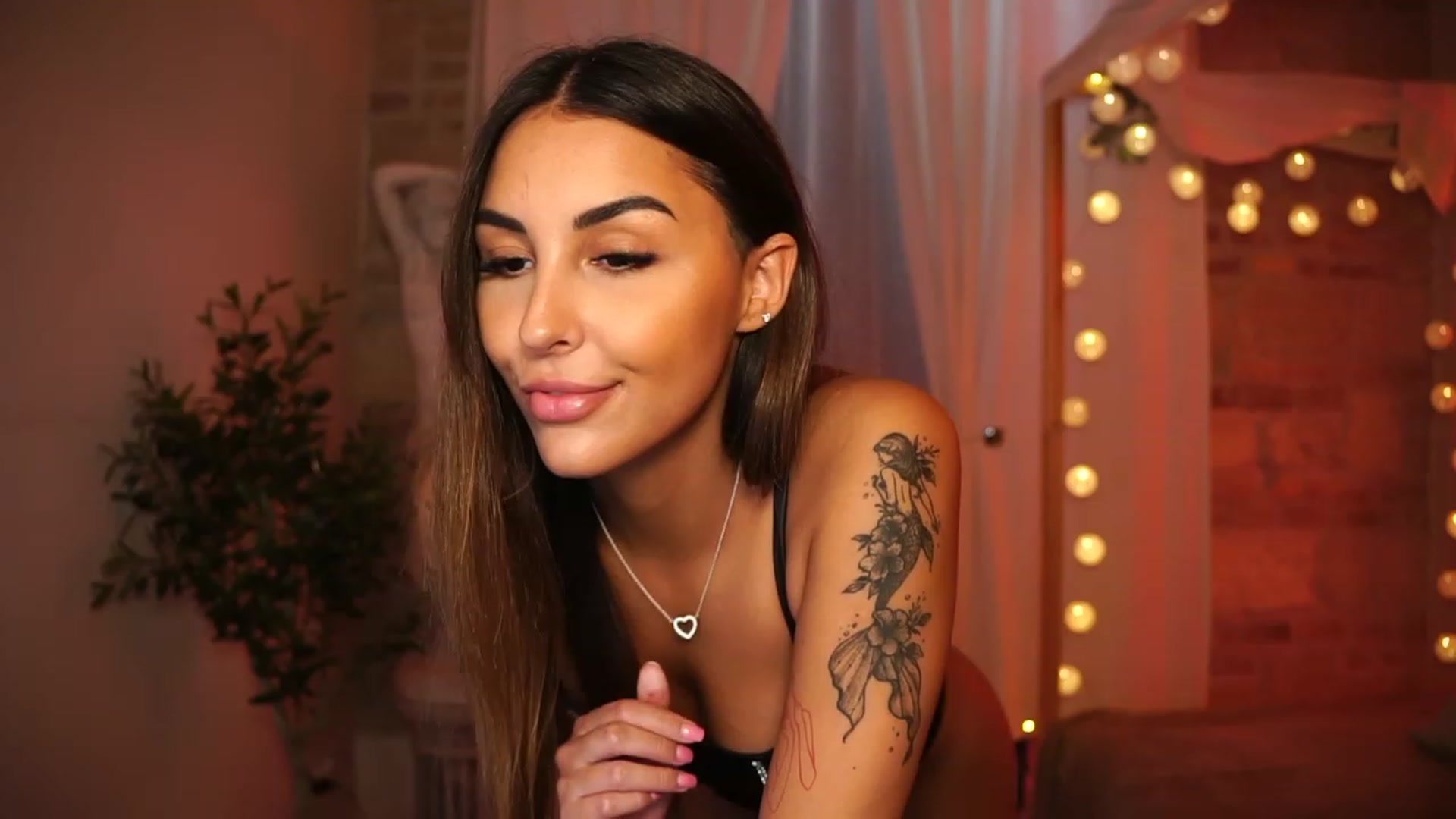 Gallery image thumbnail from Lisamelow's myfreecams stream on, 10/28/2023, 13:53 image 4 of 20