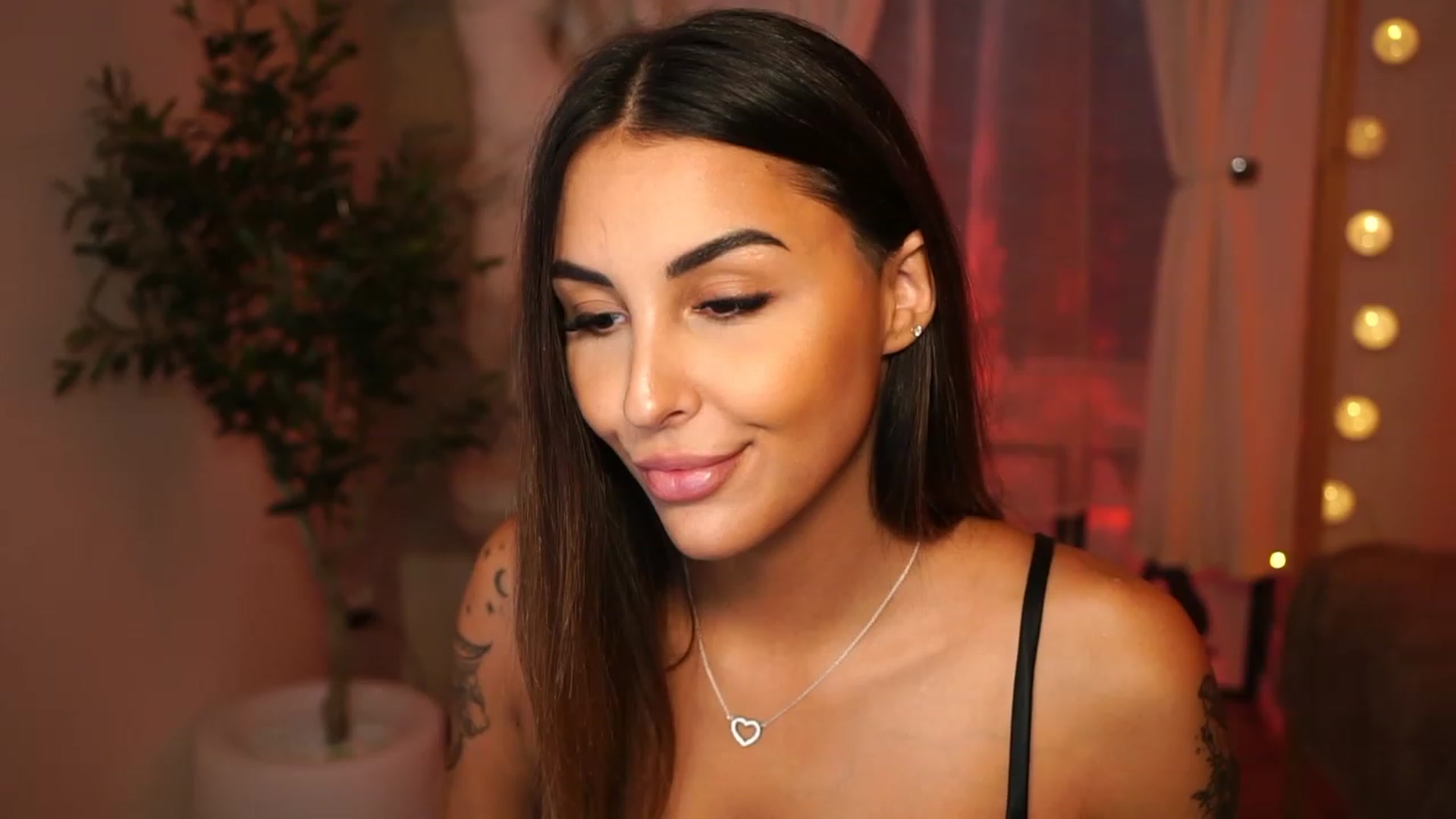 Gallery image thumbnail from Lisamelow's myfreecams stream on, 10/28/2023, 13:53 image 8 of 20
