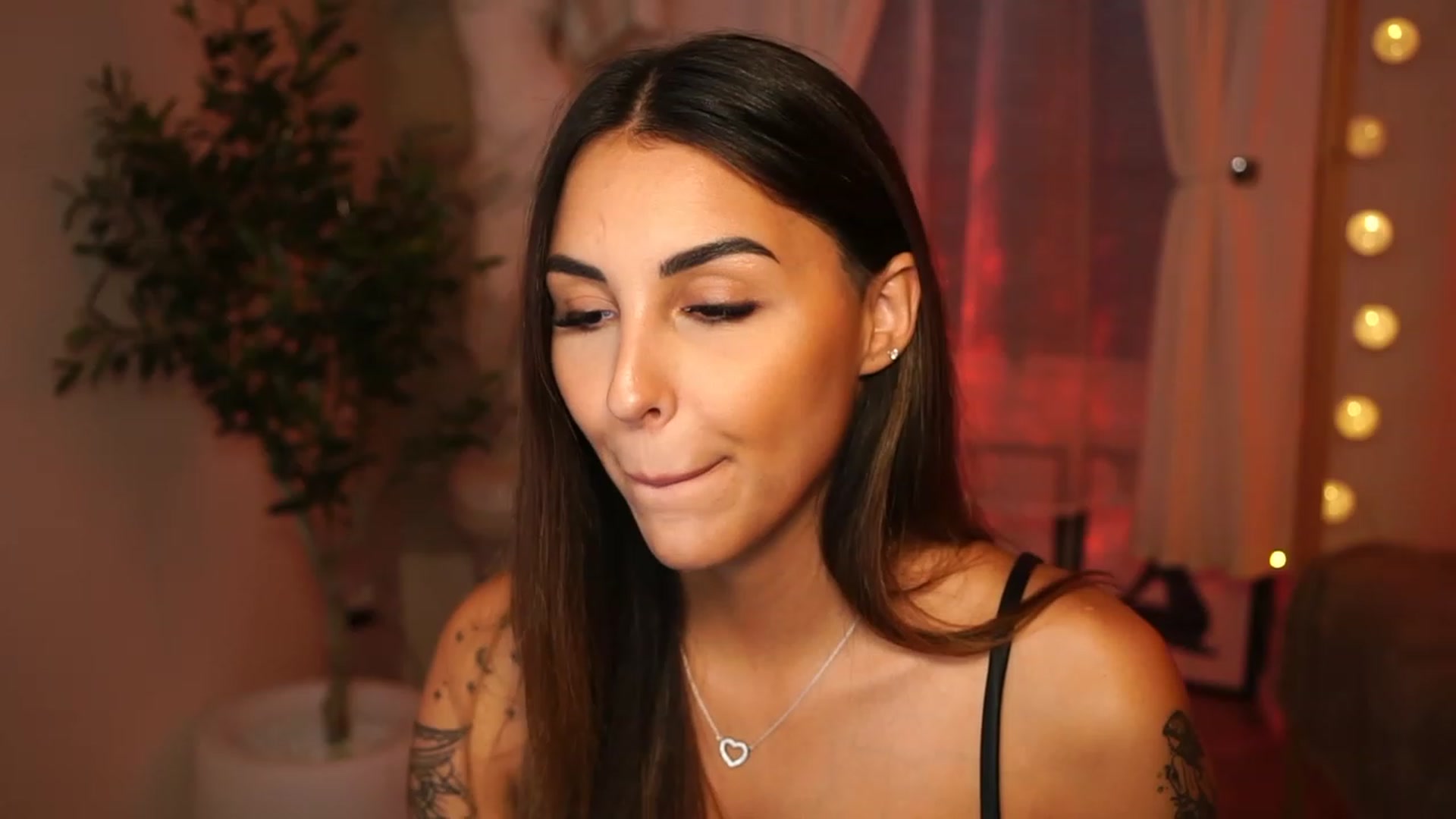 Gallery image thumbnail from Lisamelow's myfreecams stream on, 10/28/2023, 13:53 image 10 of 20
