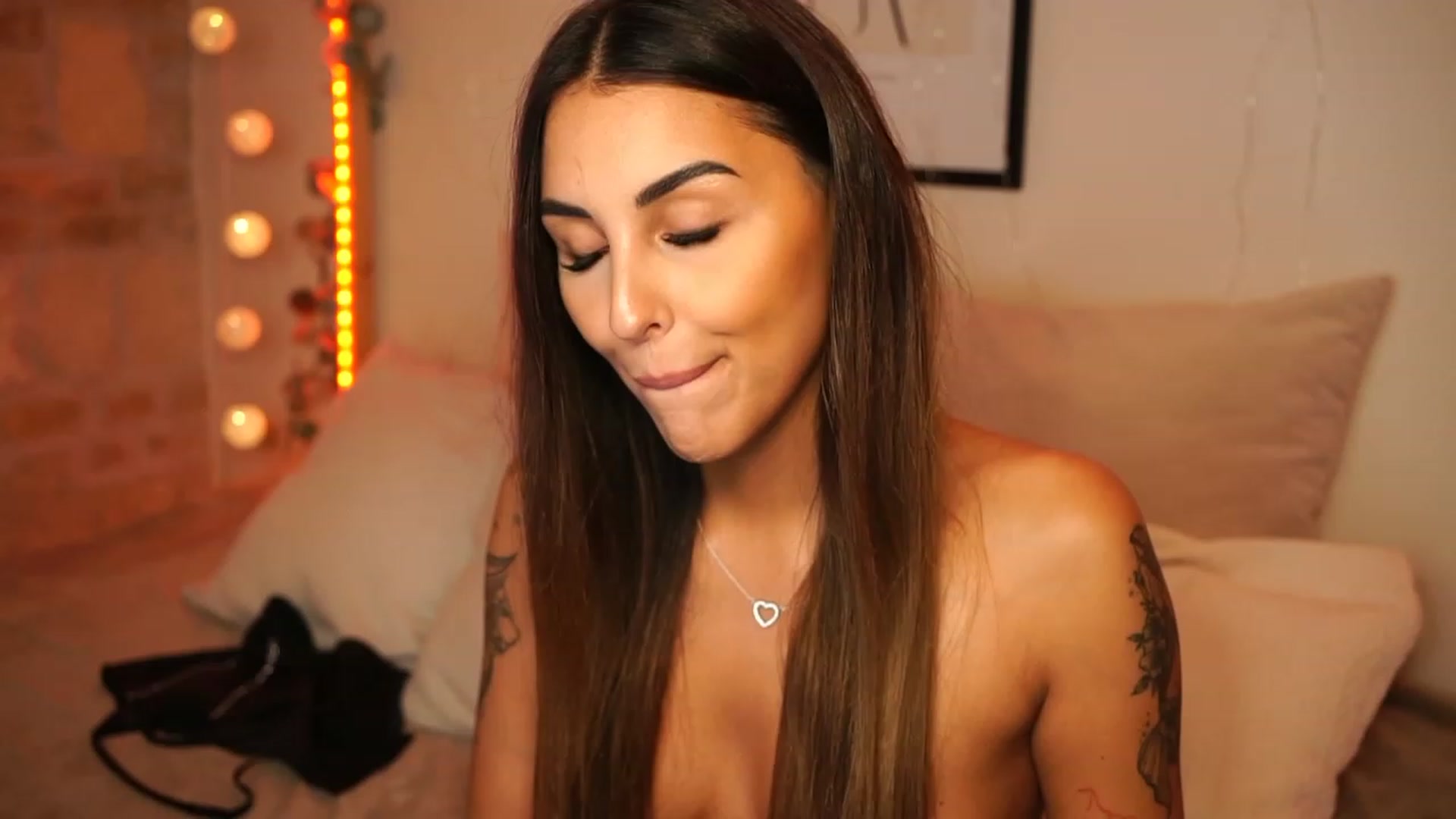 Gallery image thumbnail from Lisamelow's myfreecams stream on, 10/28/2023, 15:06 image 2 of 20