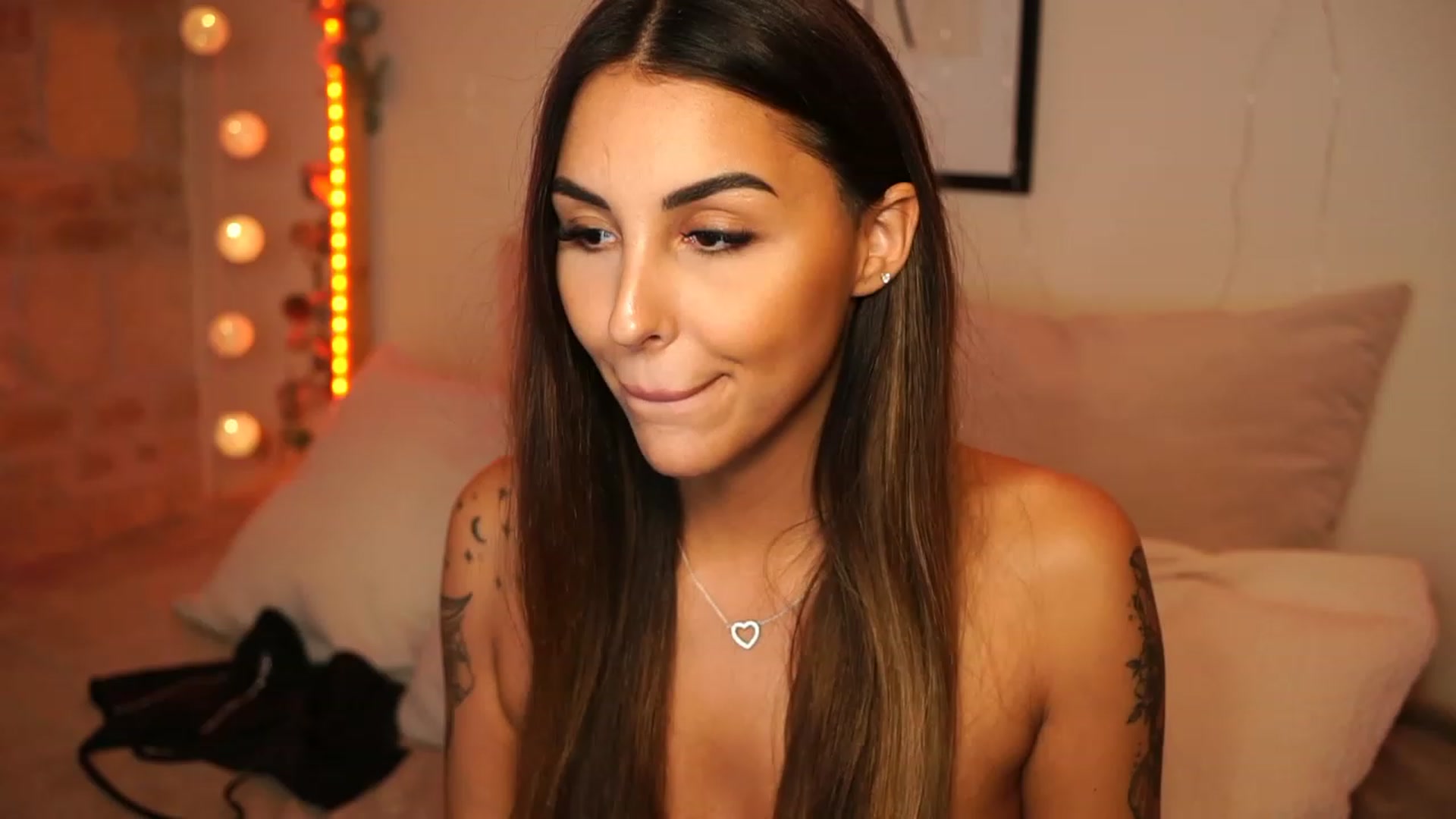 Gallery image thumbnail from Lisamelow's myfreecams stream on, 10/28/2023, 15:06 image 18 of 20
