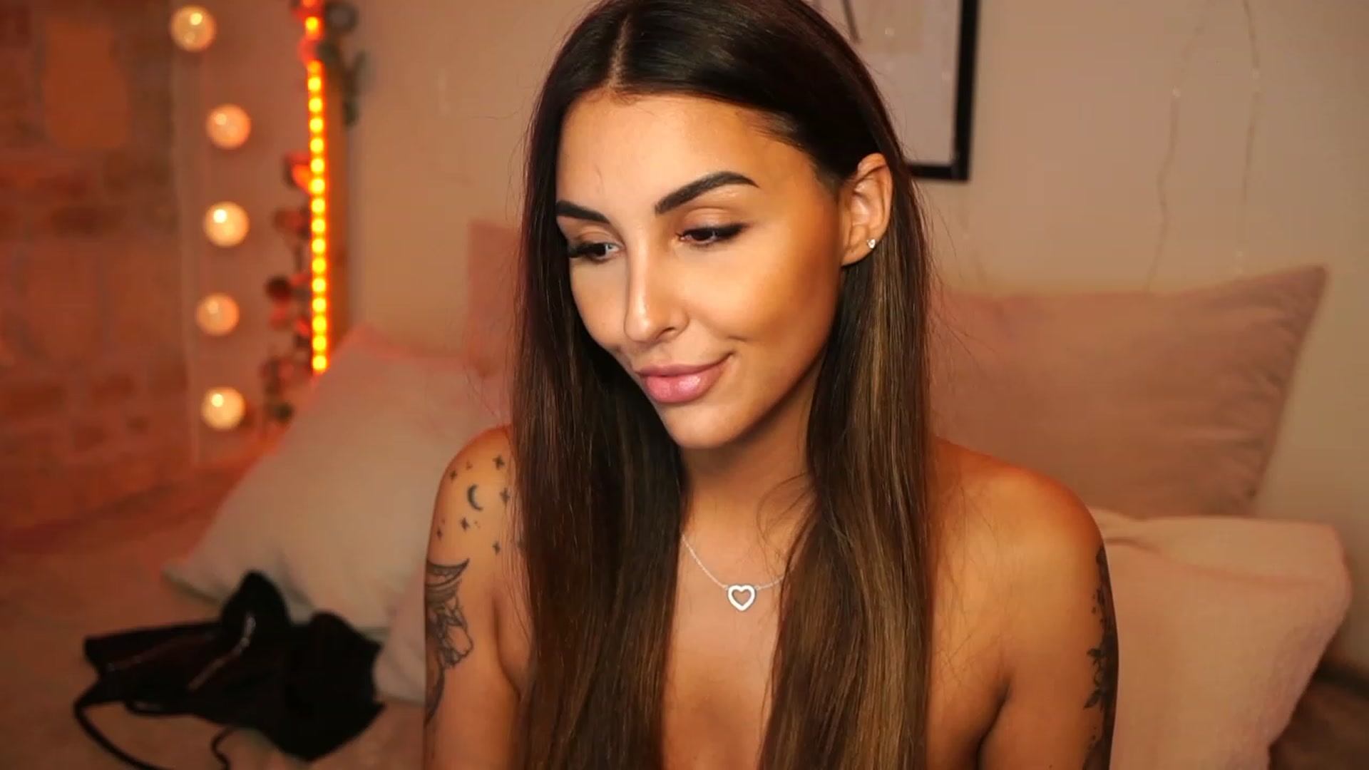 Gallery image thumbnail from Lisamelow's myfreecams stream on, 10/28/2023, 15:06 image 19 of 20