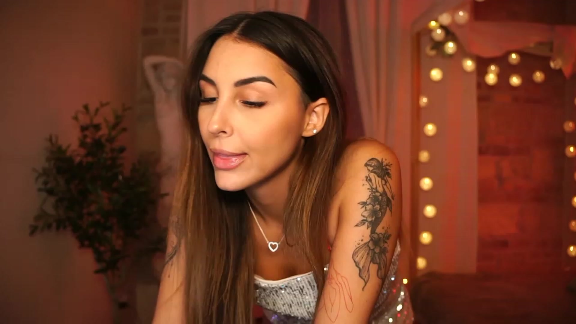 Gallery image thumbnail from Lisamelow's myfreecams stream on, 10/30/2023, 19:31 image 4 of 20