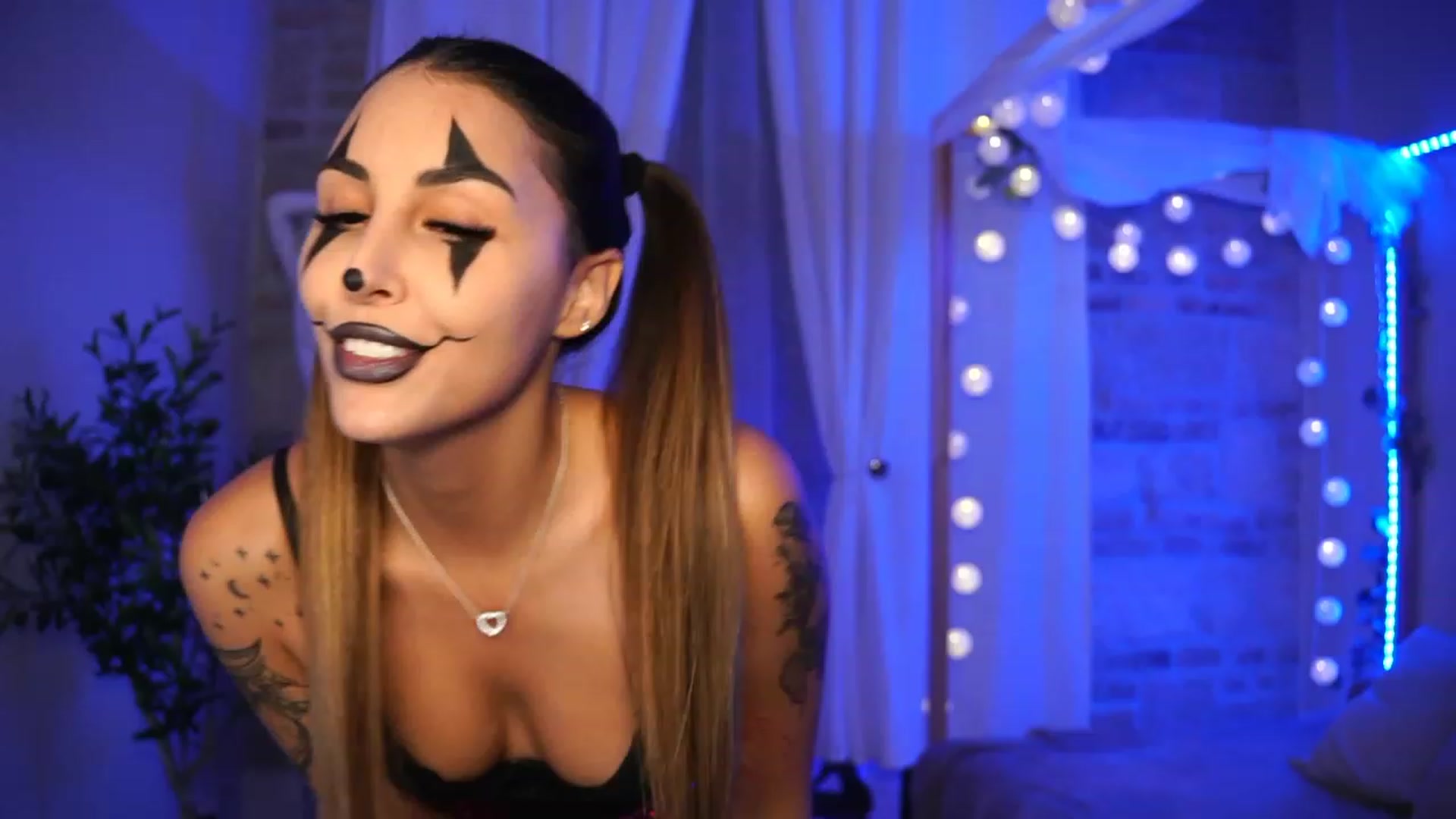 Gallery image thumbnail from Lisamelow's myfreecams stream on, 10/31/2023, 14:25 image 1 of 20