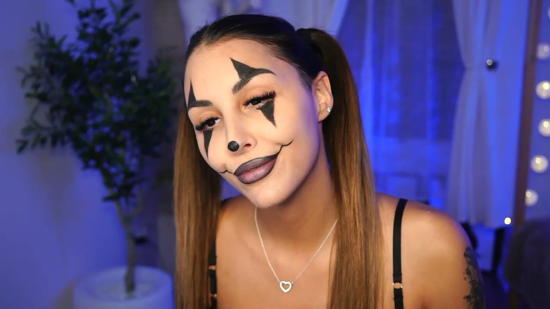 Gallery image thumbnail from Lisamelow's myfreecams stream on, 10/31/2023, 14:37 image 17 of 20