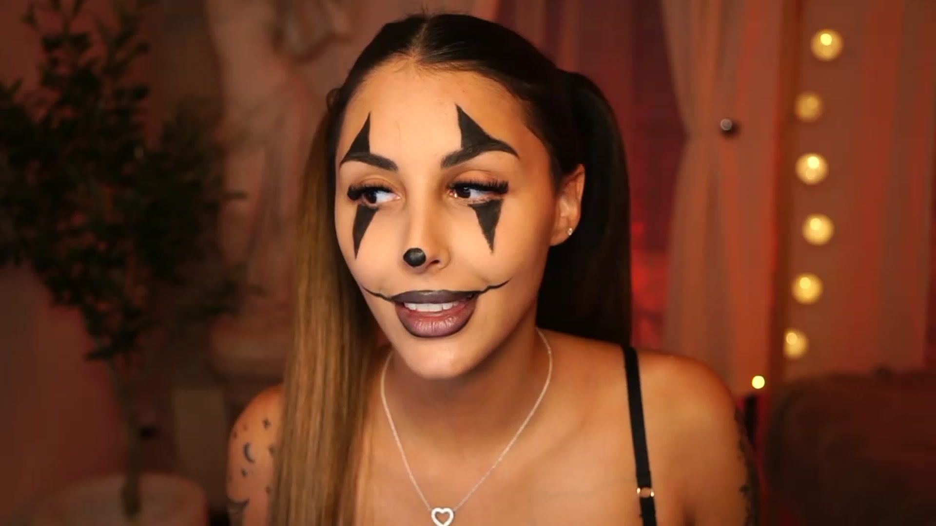 Gallery image thumbnail from Lisamelow's myfreecams stream on, 10/31/2023, 17:16 image 5 of 20