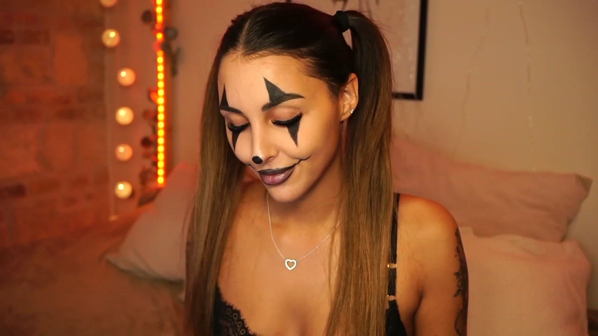 Gallery image thumbnail from Lisamelow's myfreecams stream on, 10/31/2023, 17:16 image 12 of 20