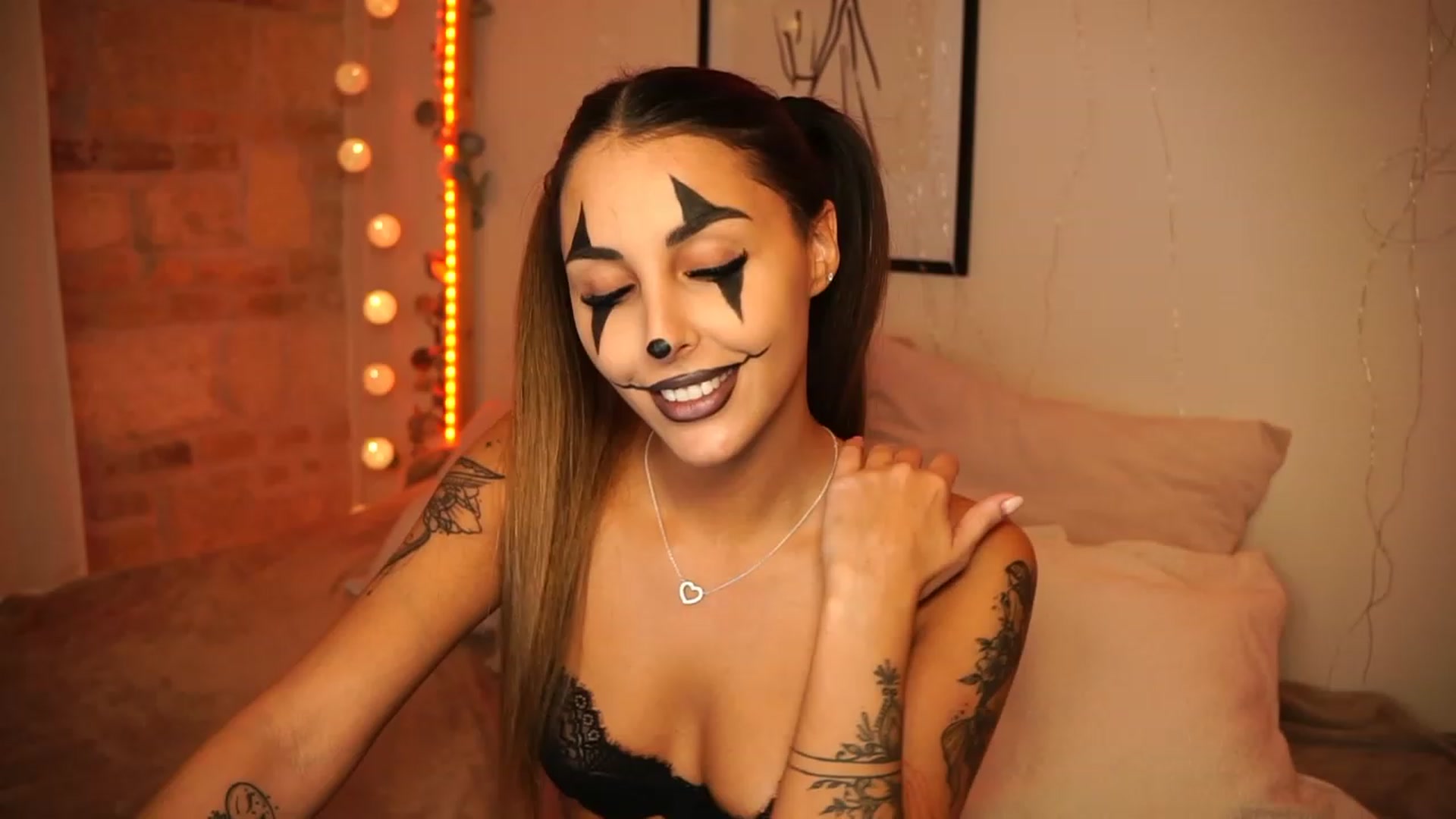 Gallery image thumbnail from Lisamelow's myfreecams stream on, 10/31/2023, 17:16 image 11 of 20